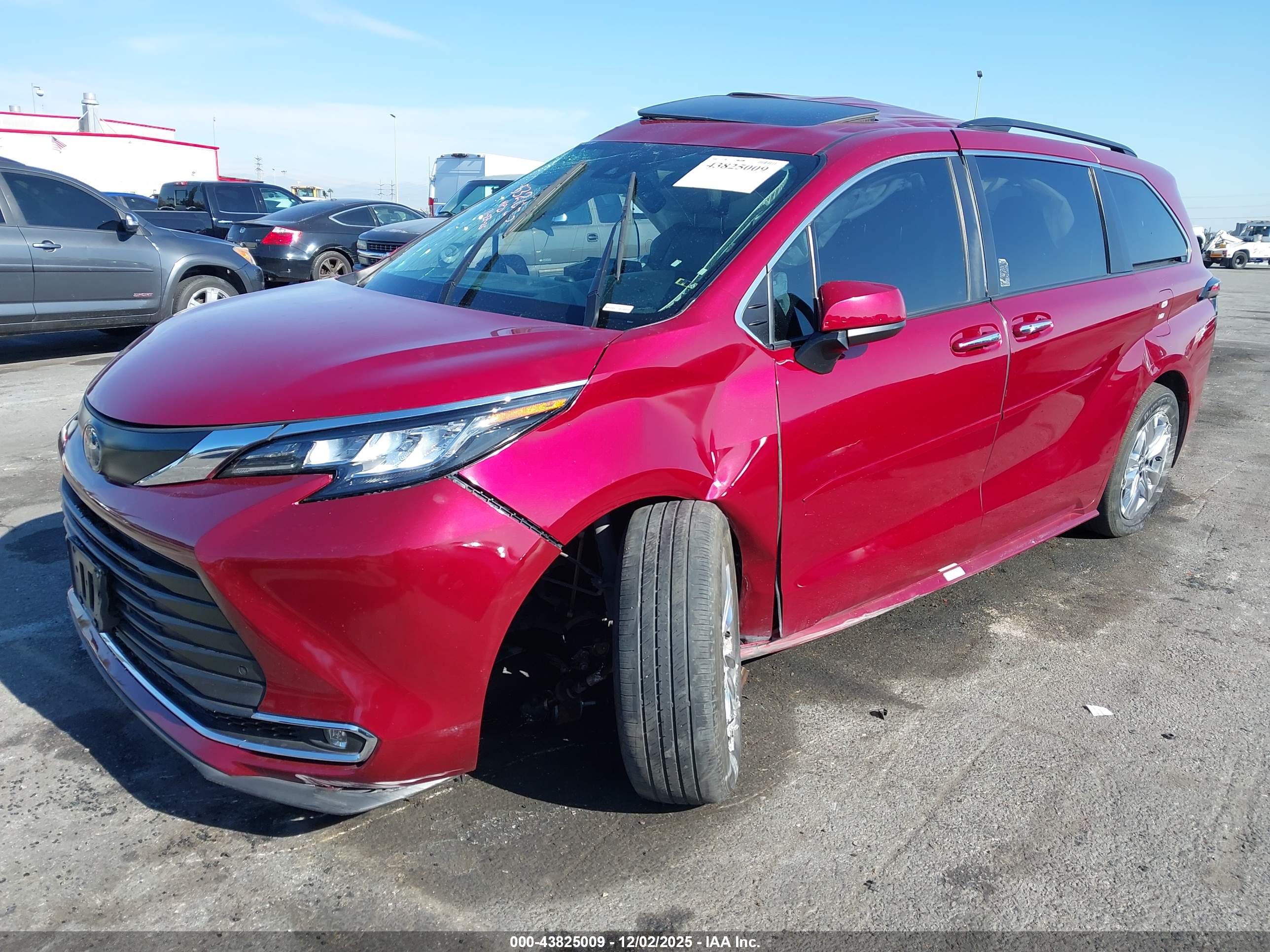 TOYOTA SIENNA image 2