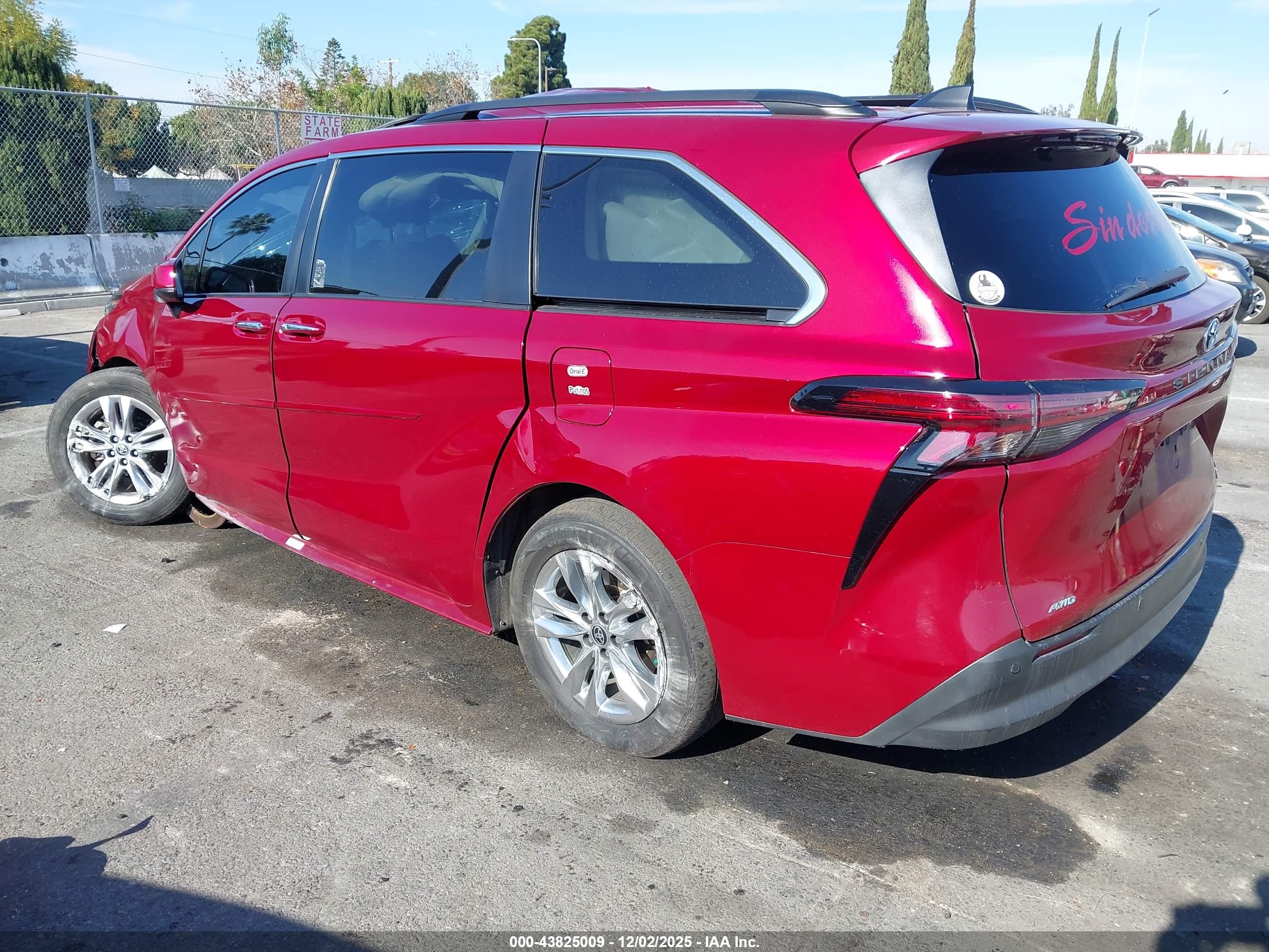 TOYOTA SIENNA image 3