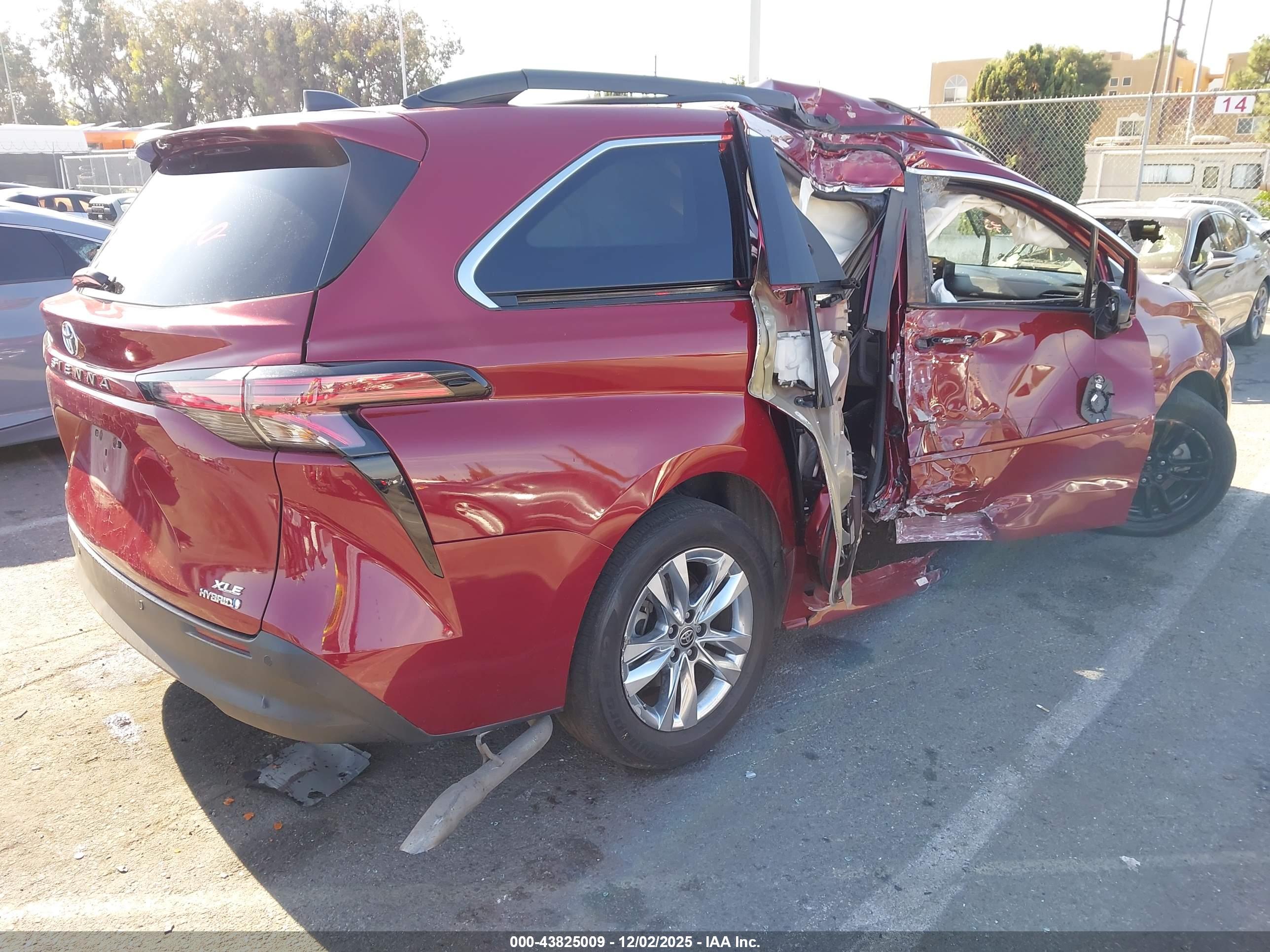 TOYOTA SIENNA image 4