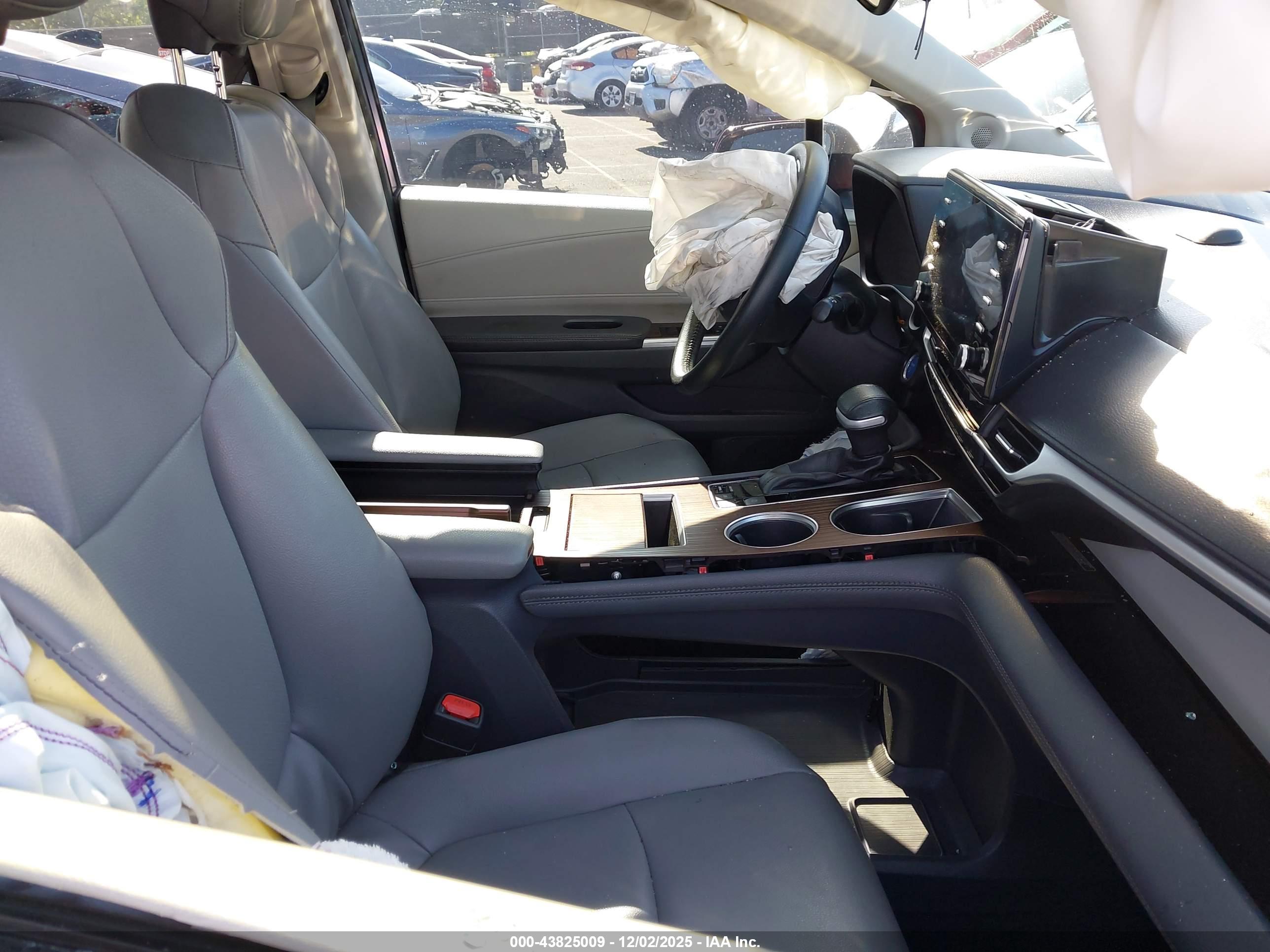 TOYOTA SIENNA image 5