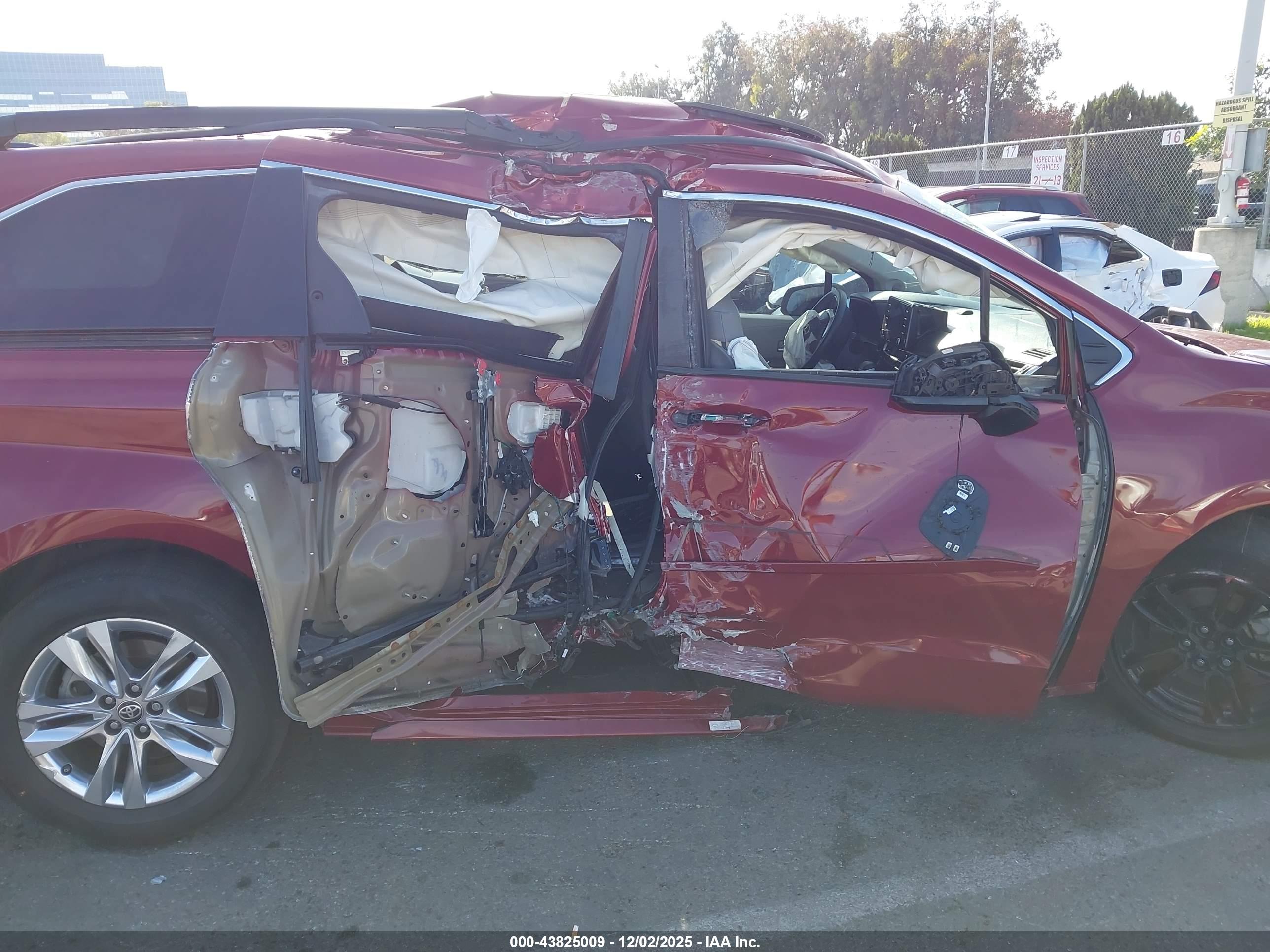TOYOTA SIENNA image 6