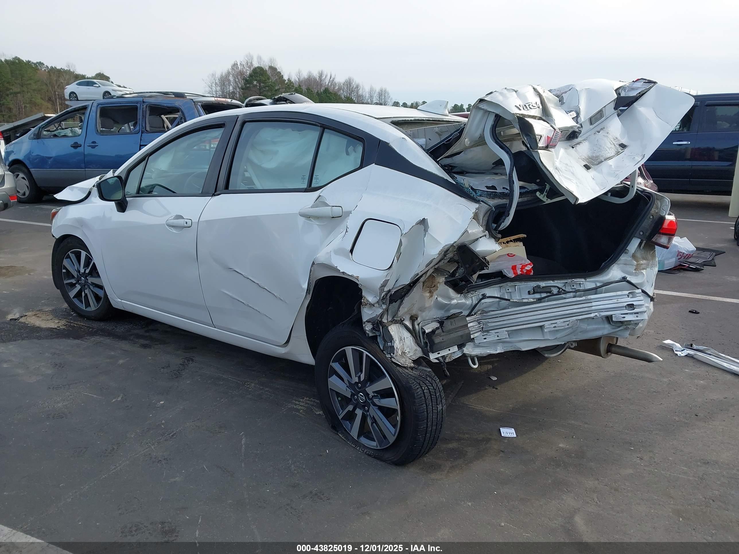 NISSAN VERSA image 3