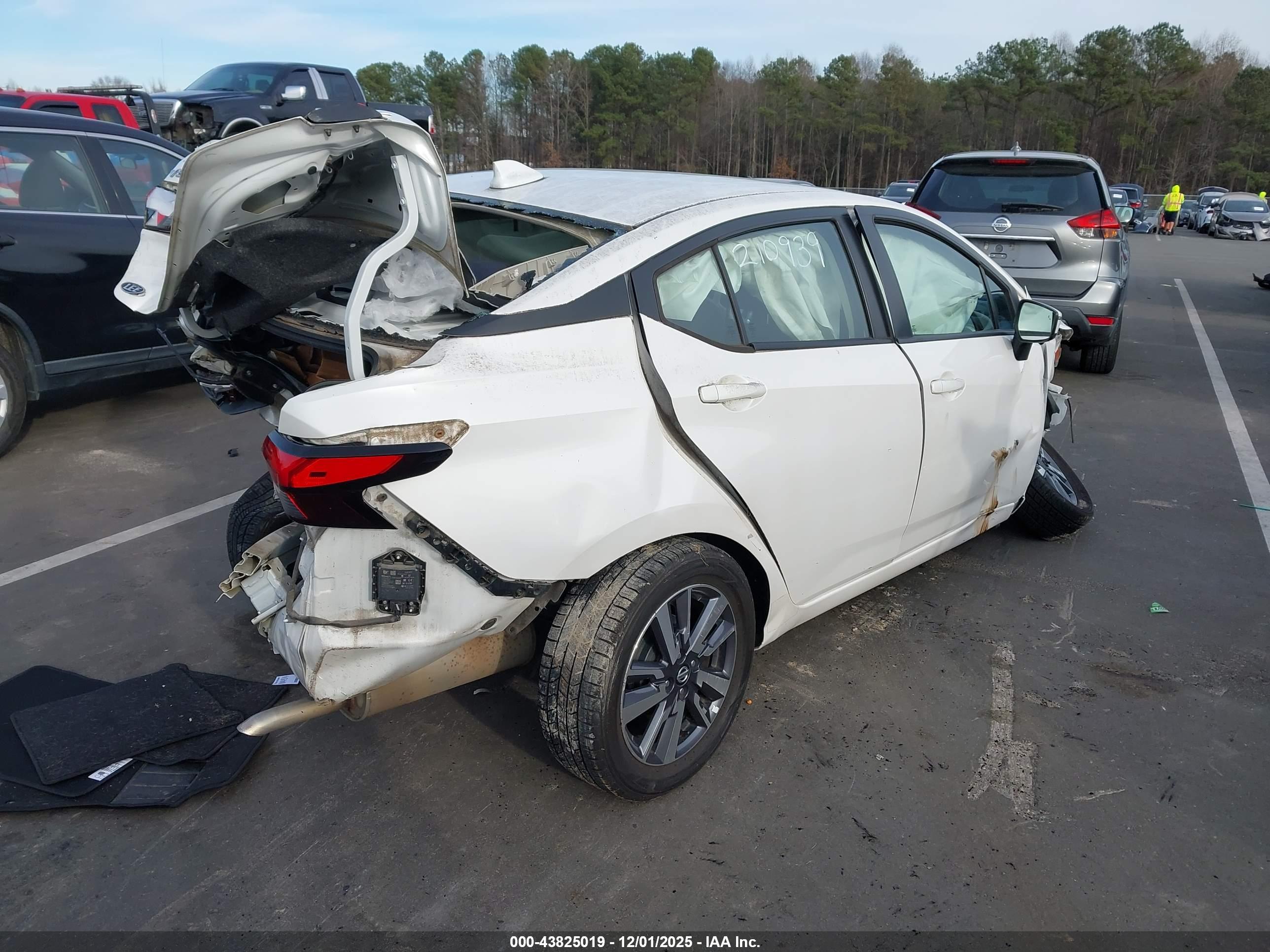 NISSAN VERSA image 4