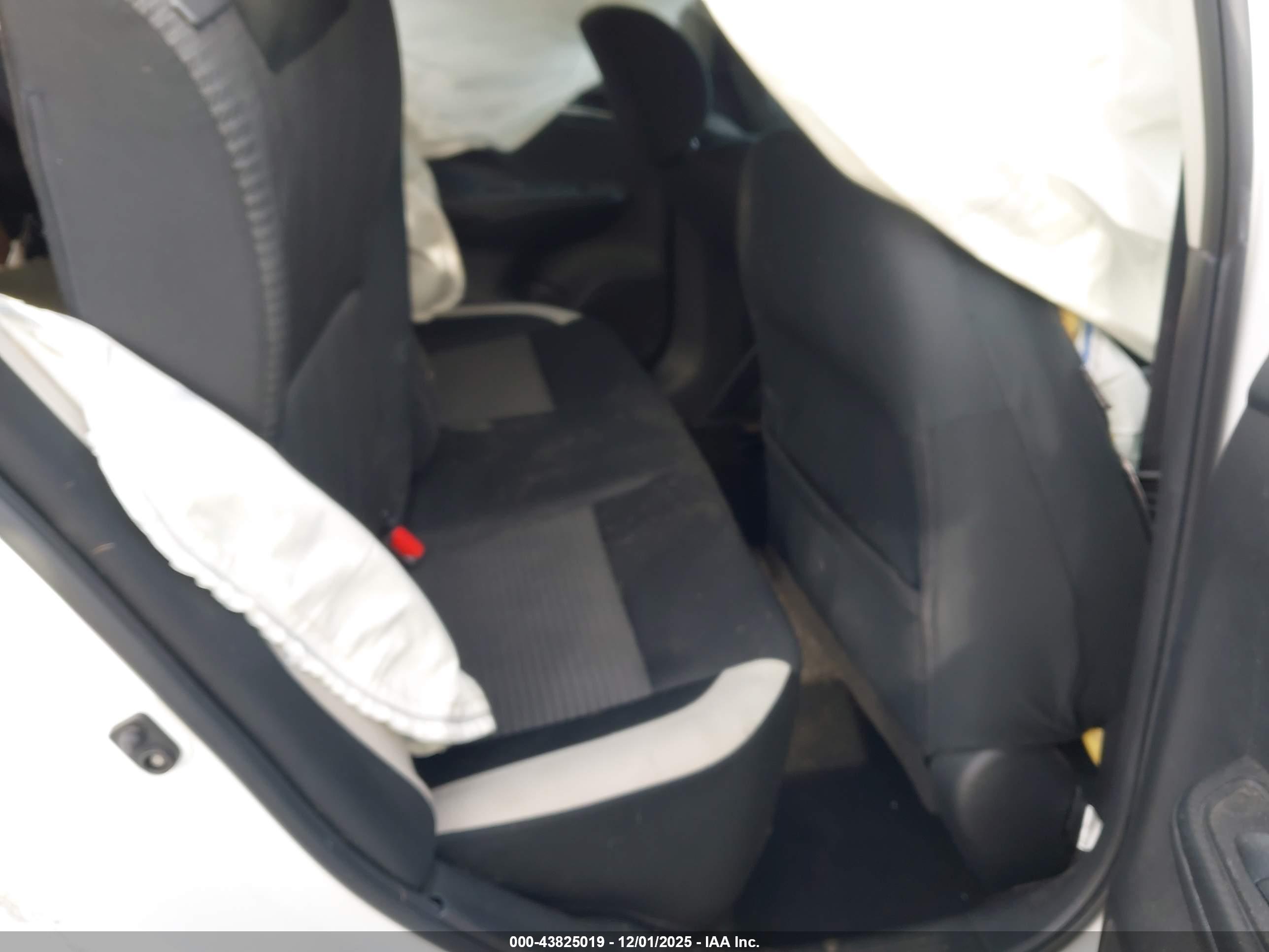 NISSAN VERSA image 8