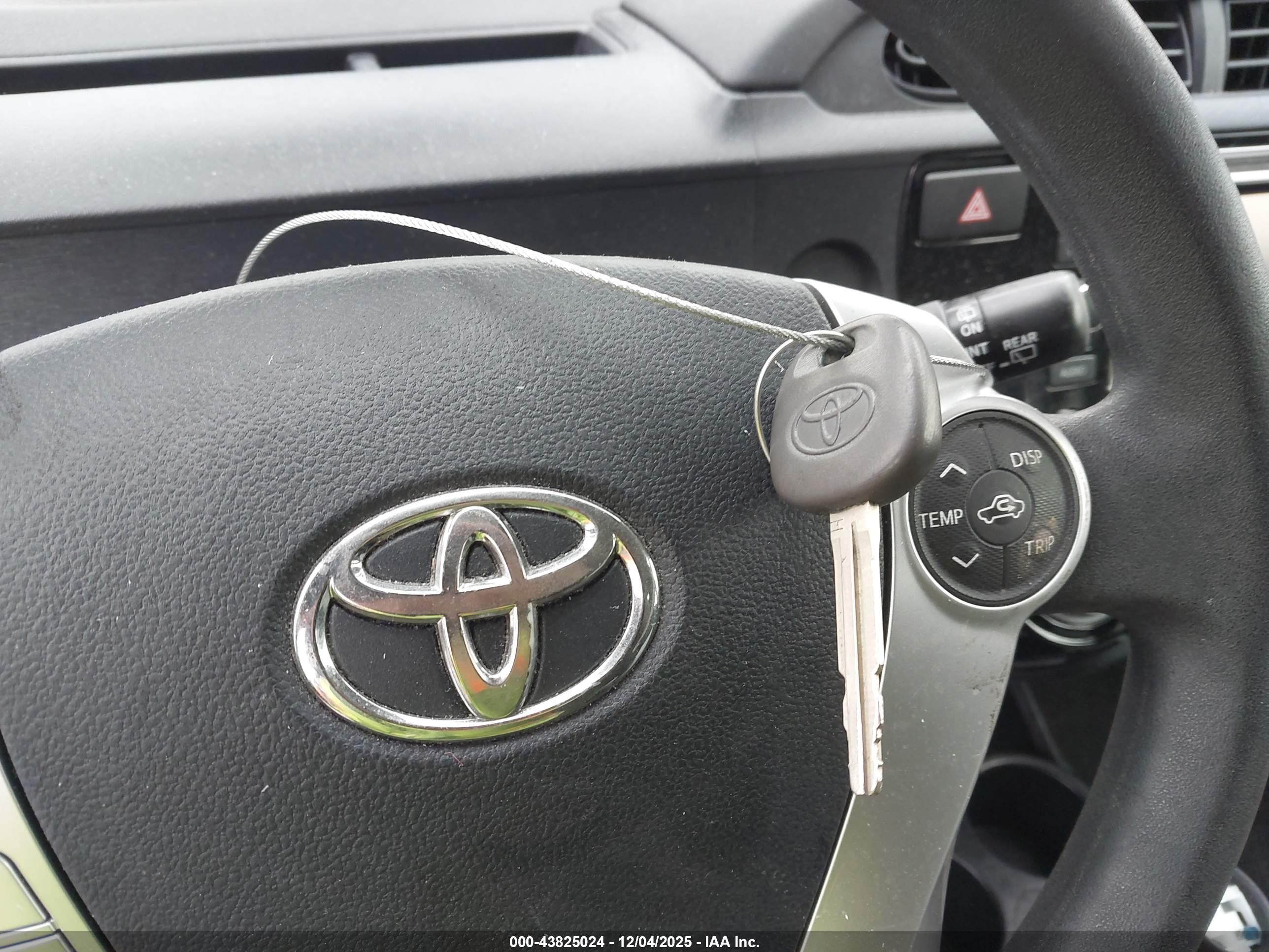 TOYOTA PRIUS image 11