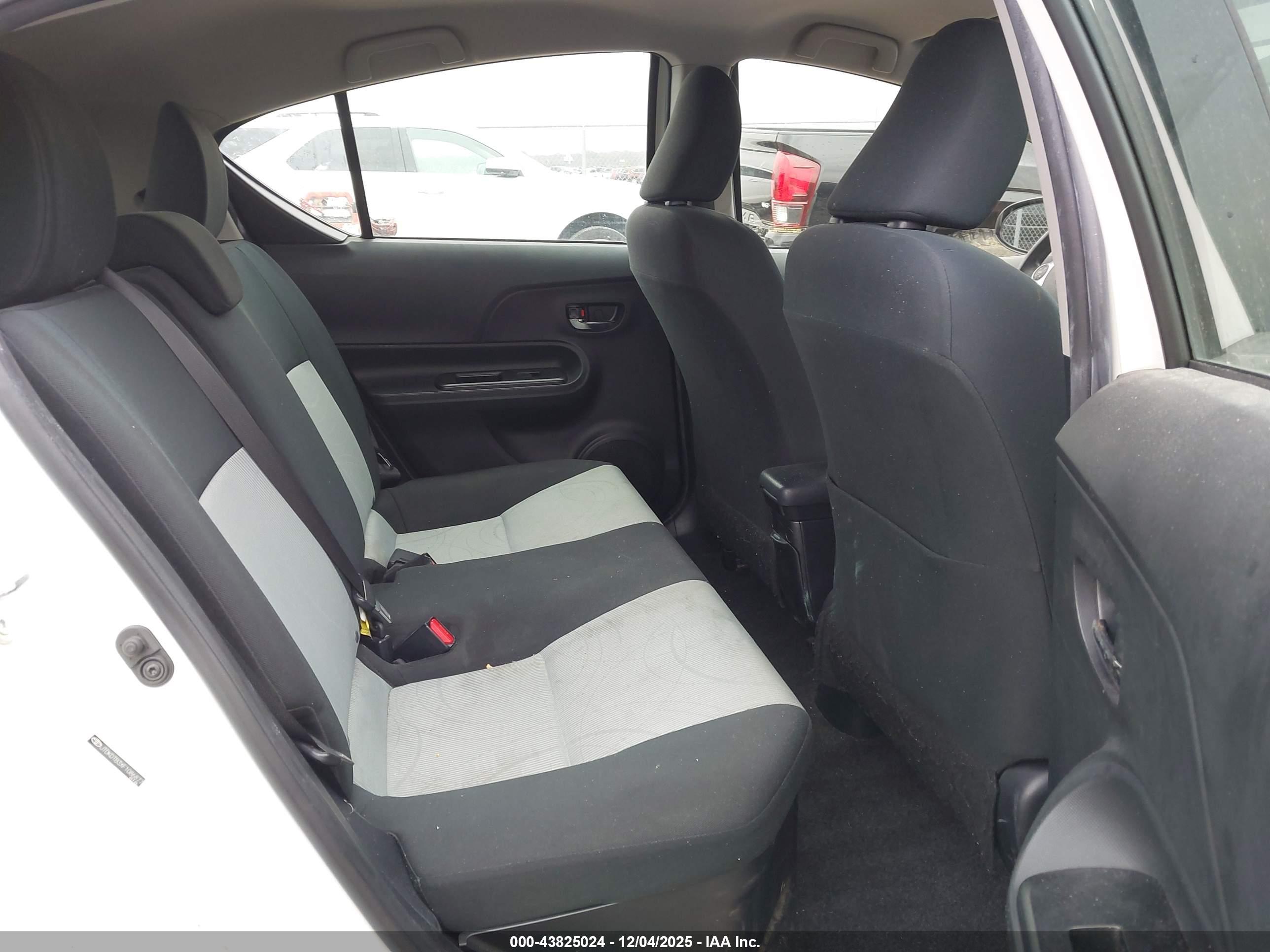 TOYOTA PRIUS image 8
