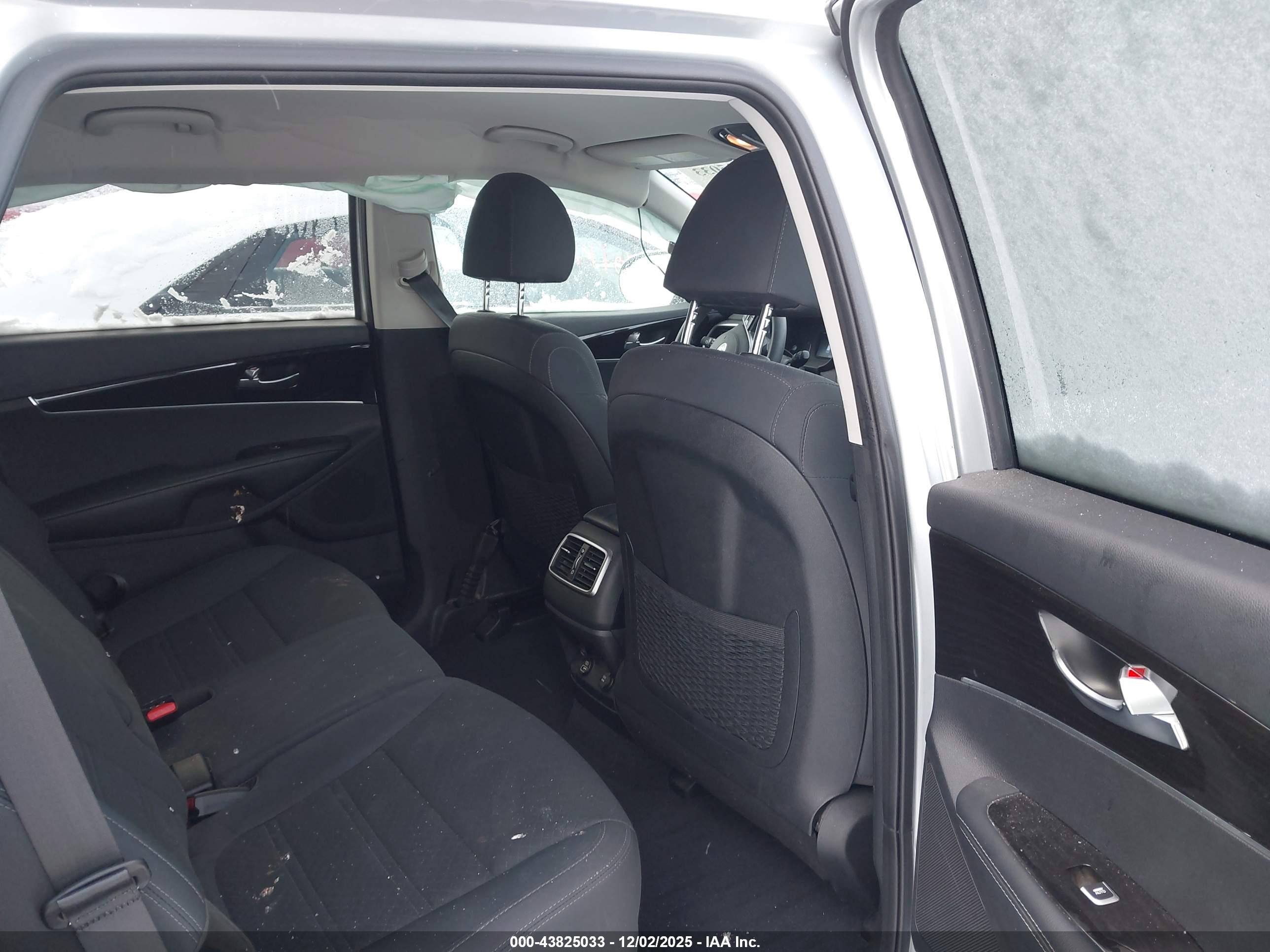 KIA SORENTO image 8