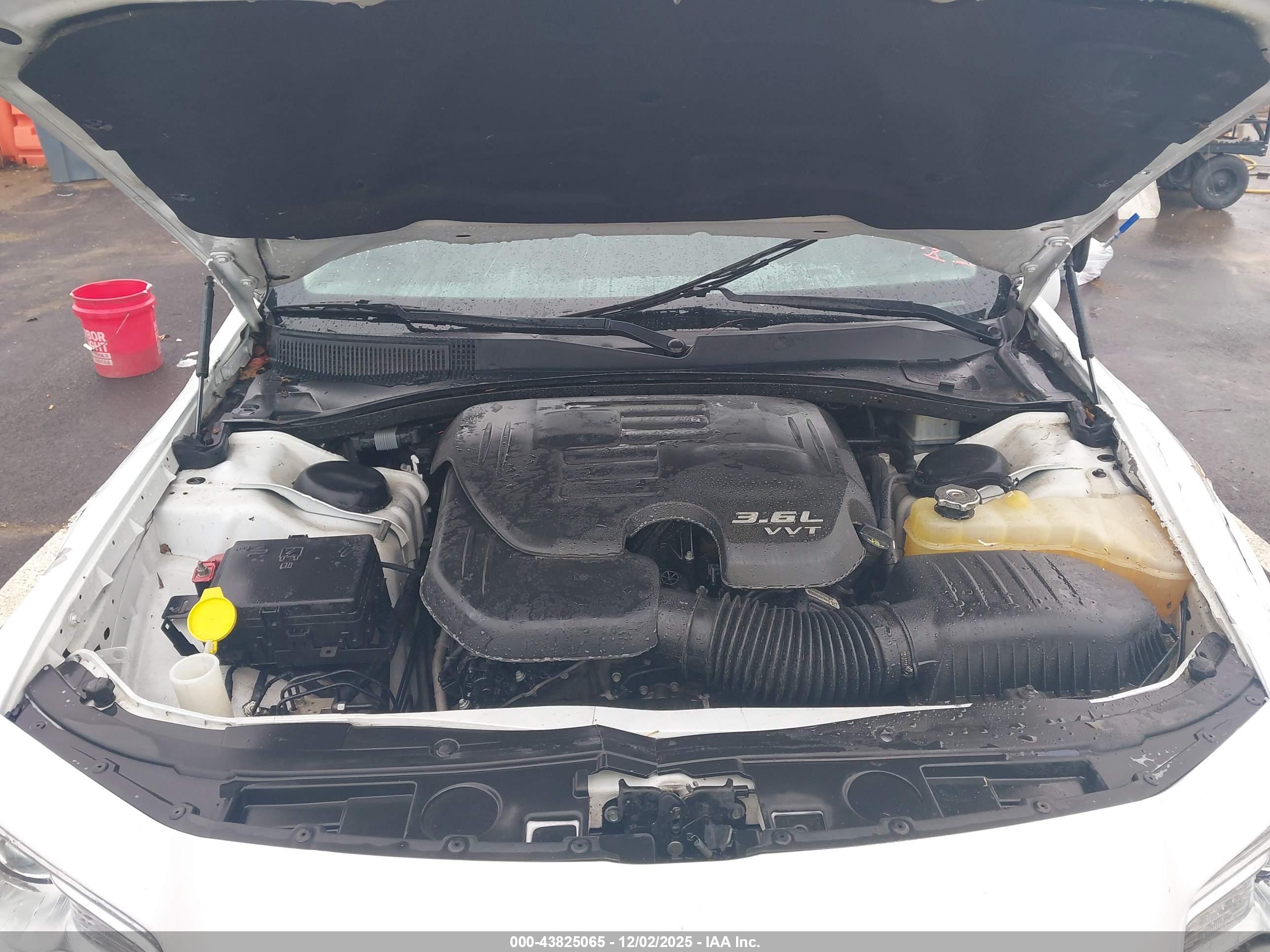 CHRYSLER 300 image 10