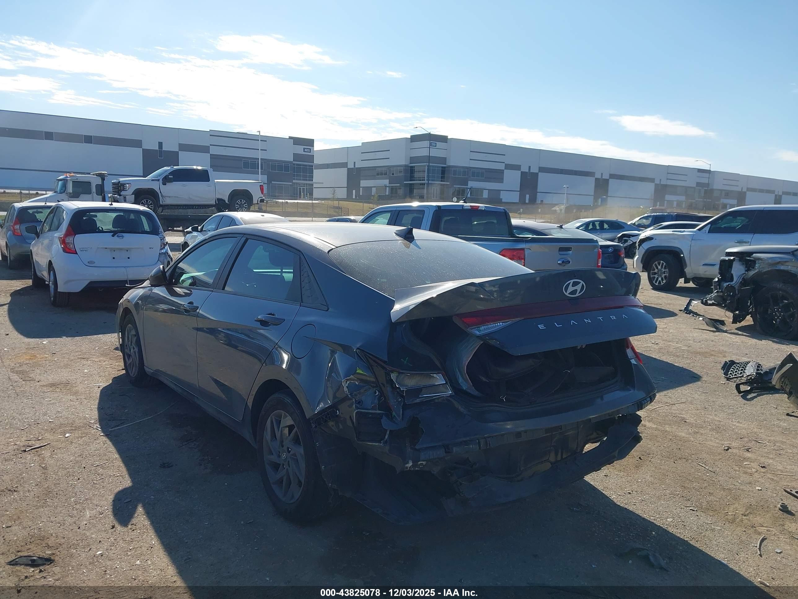 HYUNDAI ELANTRA image 3