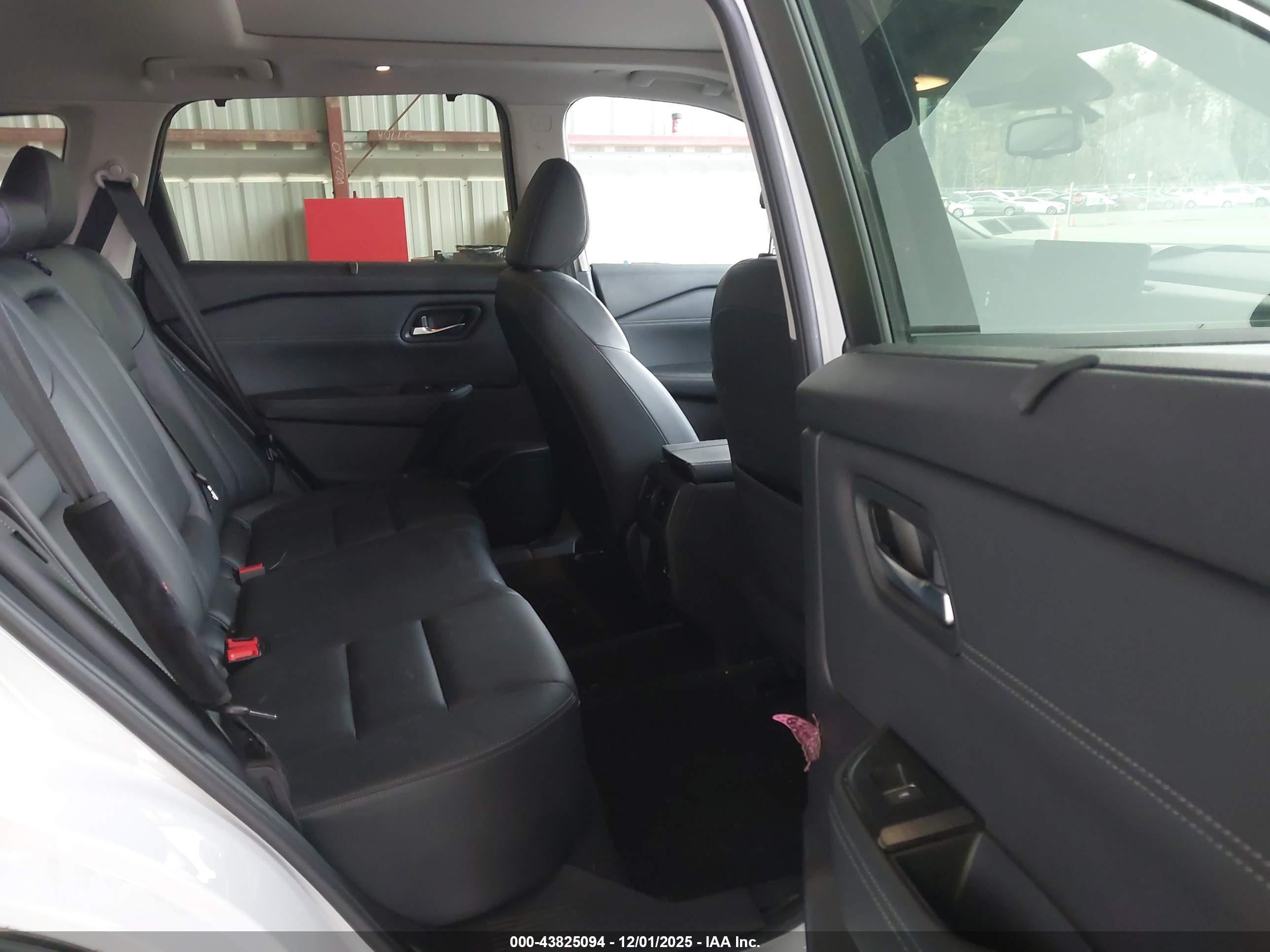 NISSAN ROGUE image 8
