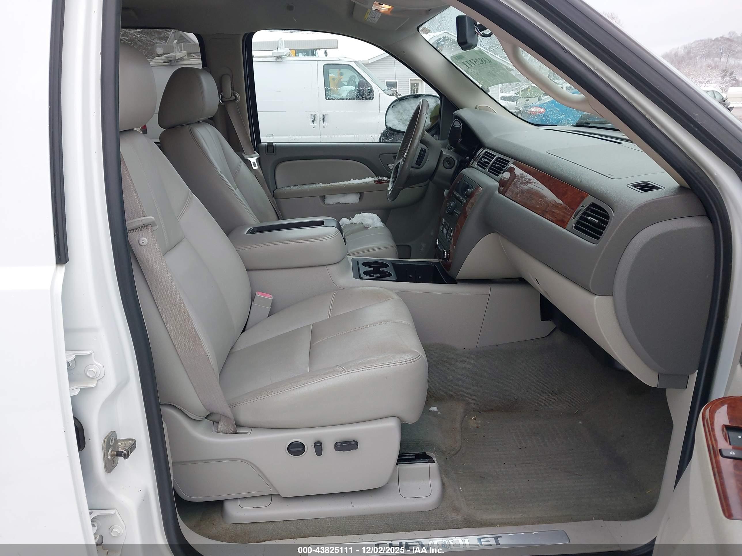 CHEVROLET SILVERADO image 5