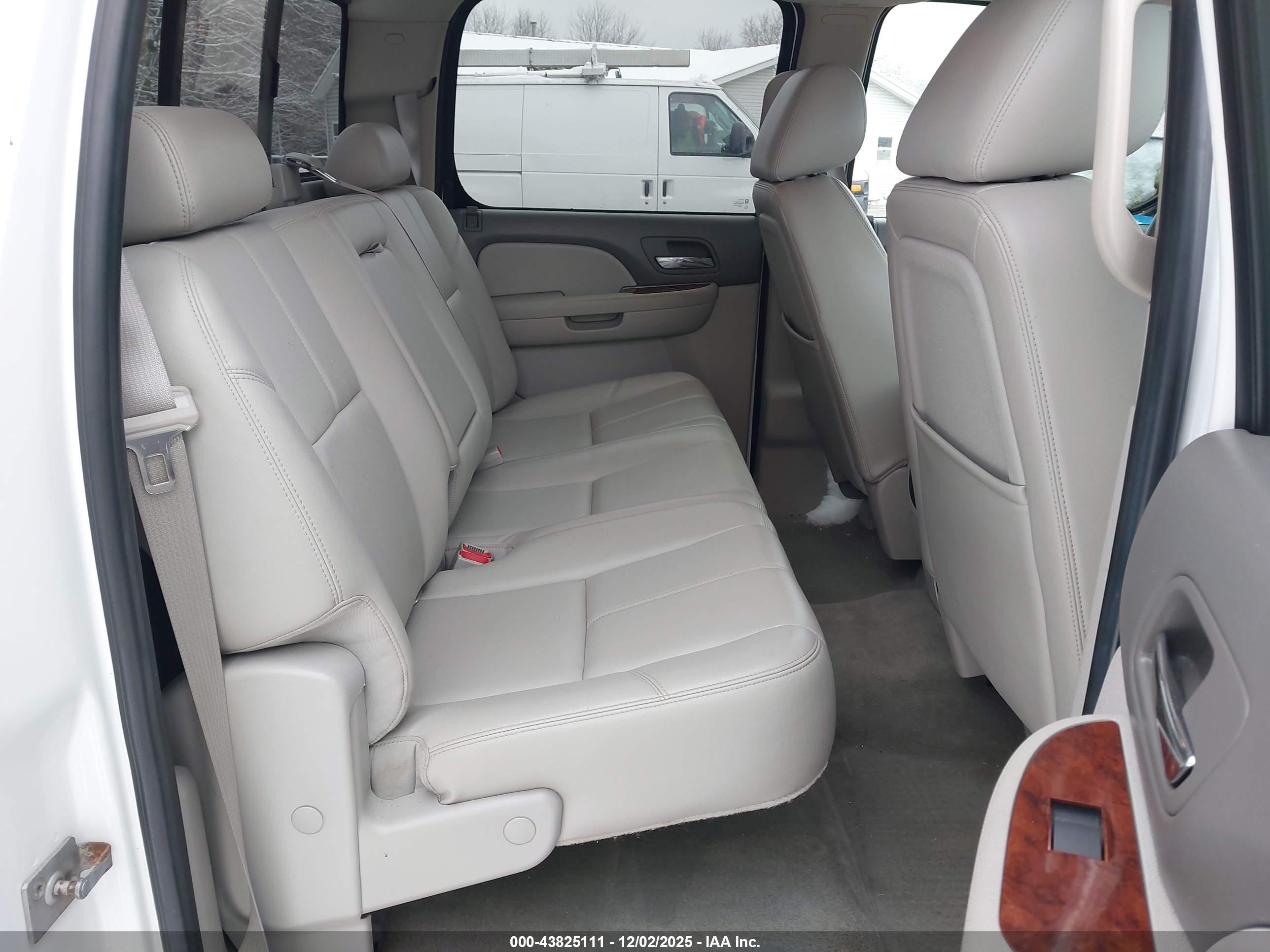 CHEVROLET SILVERADO image 8