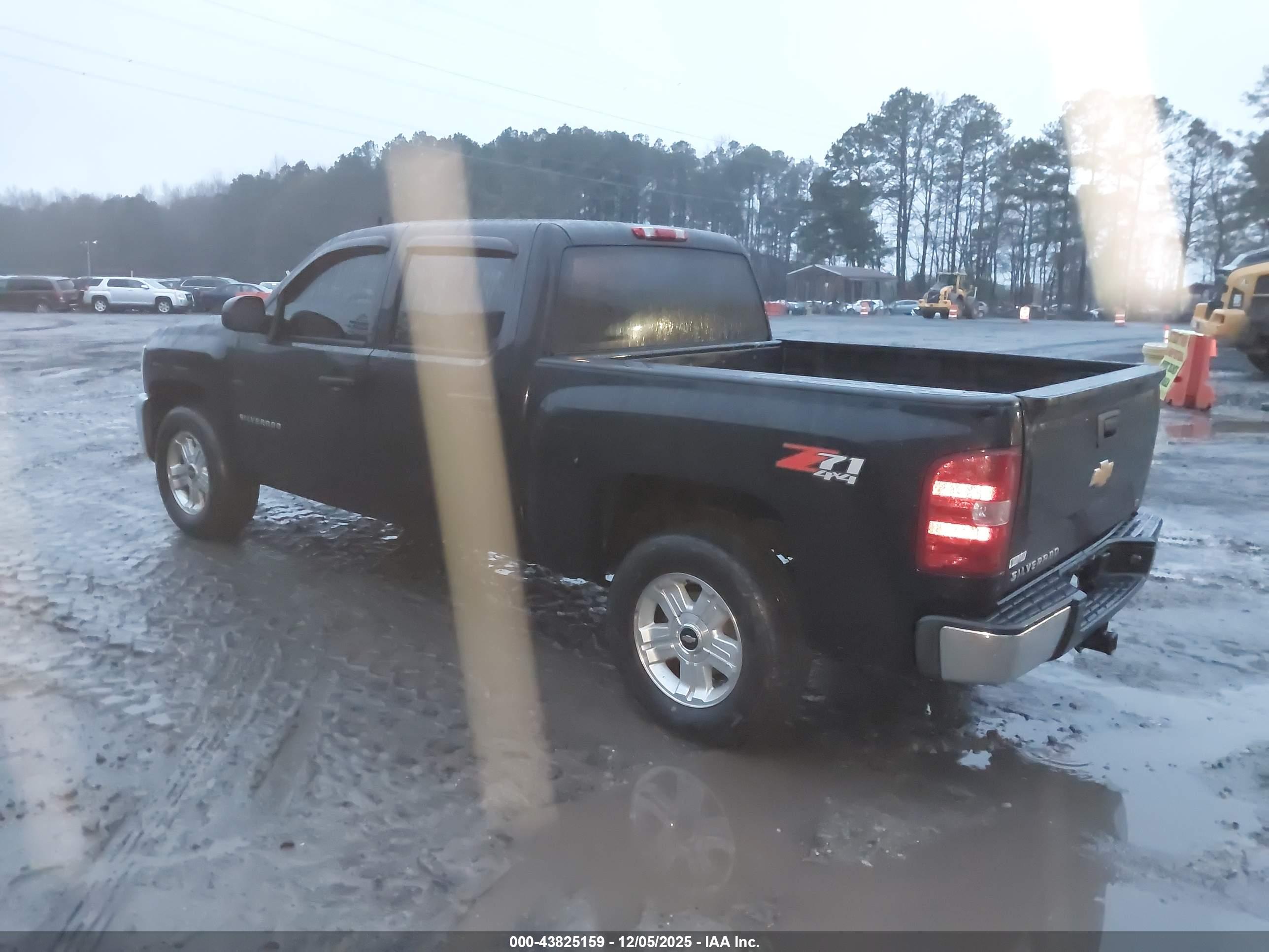CHEVROLET SILVERADO image 3