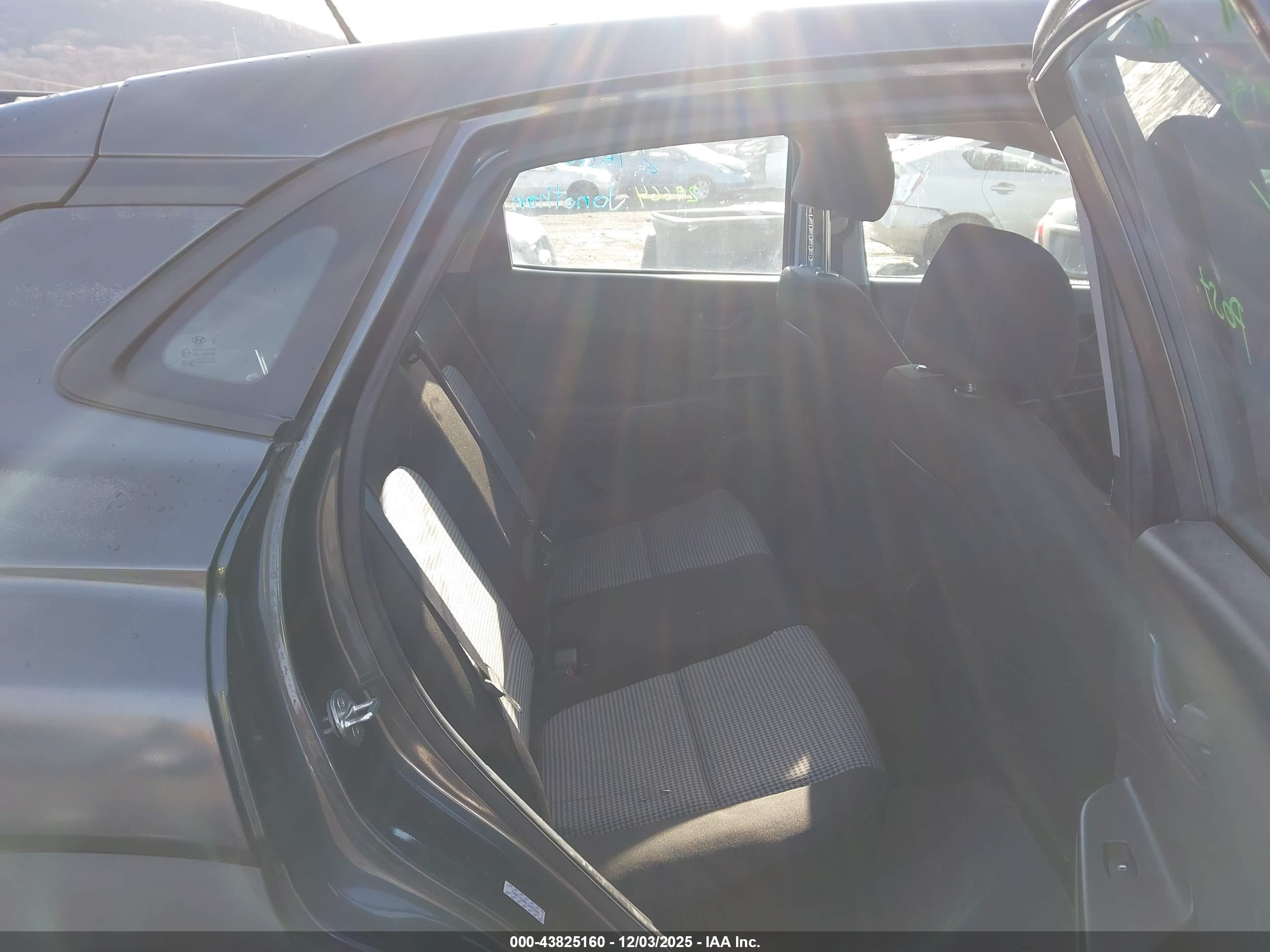 HYUNDAI KONA image 8