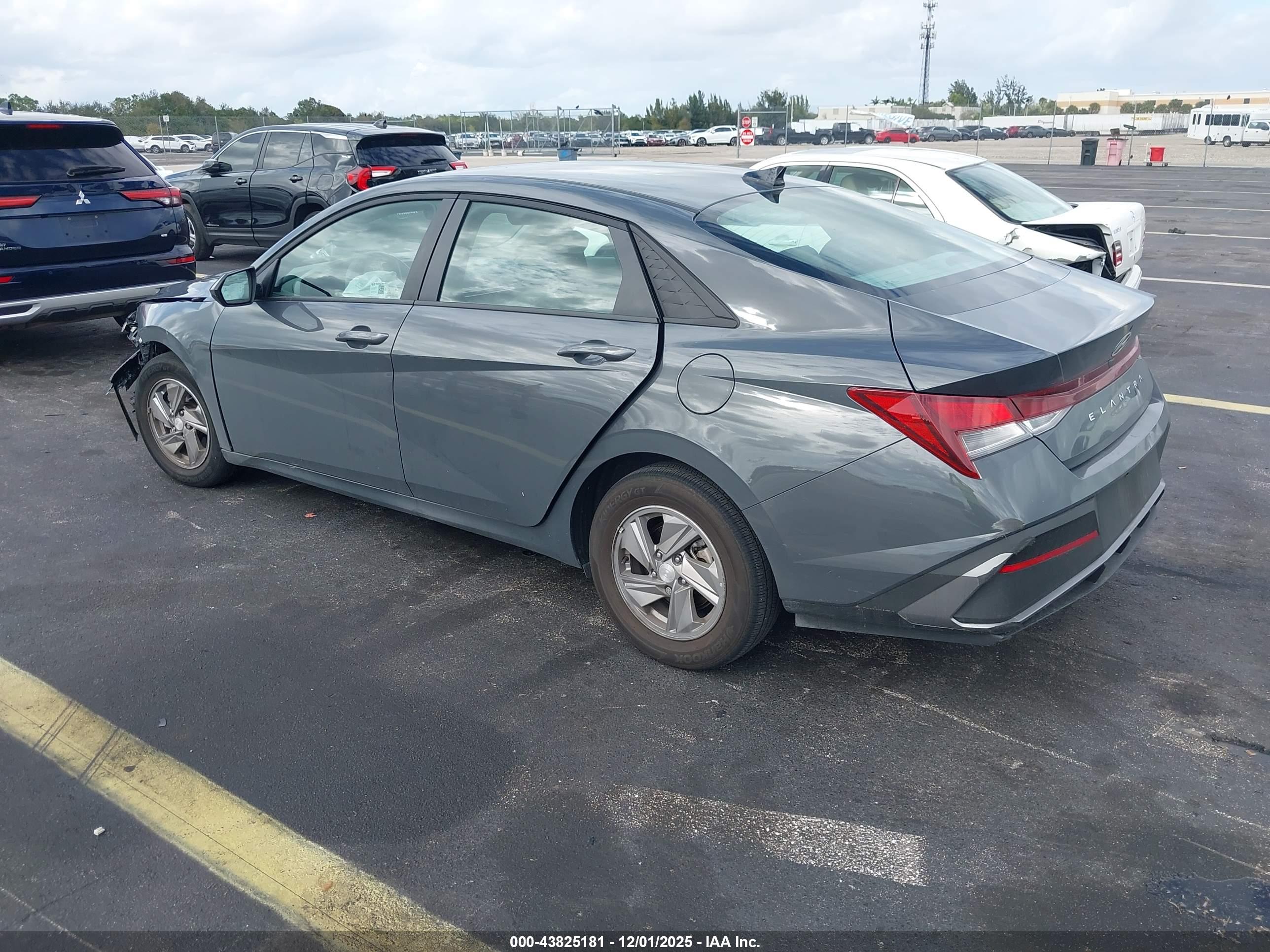 HYUNDAI ELANTRA image 3