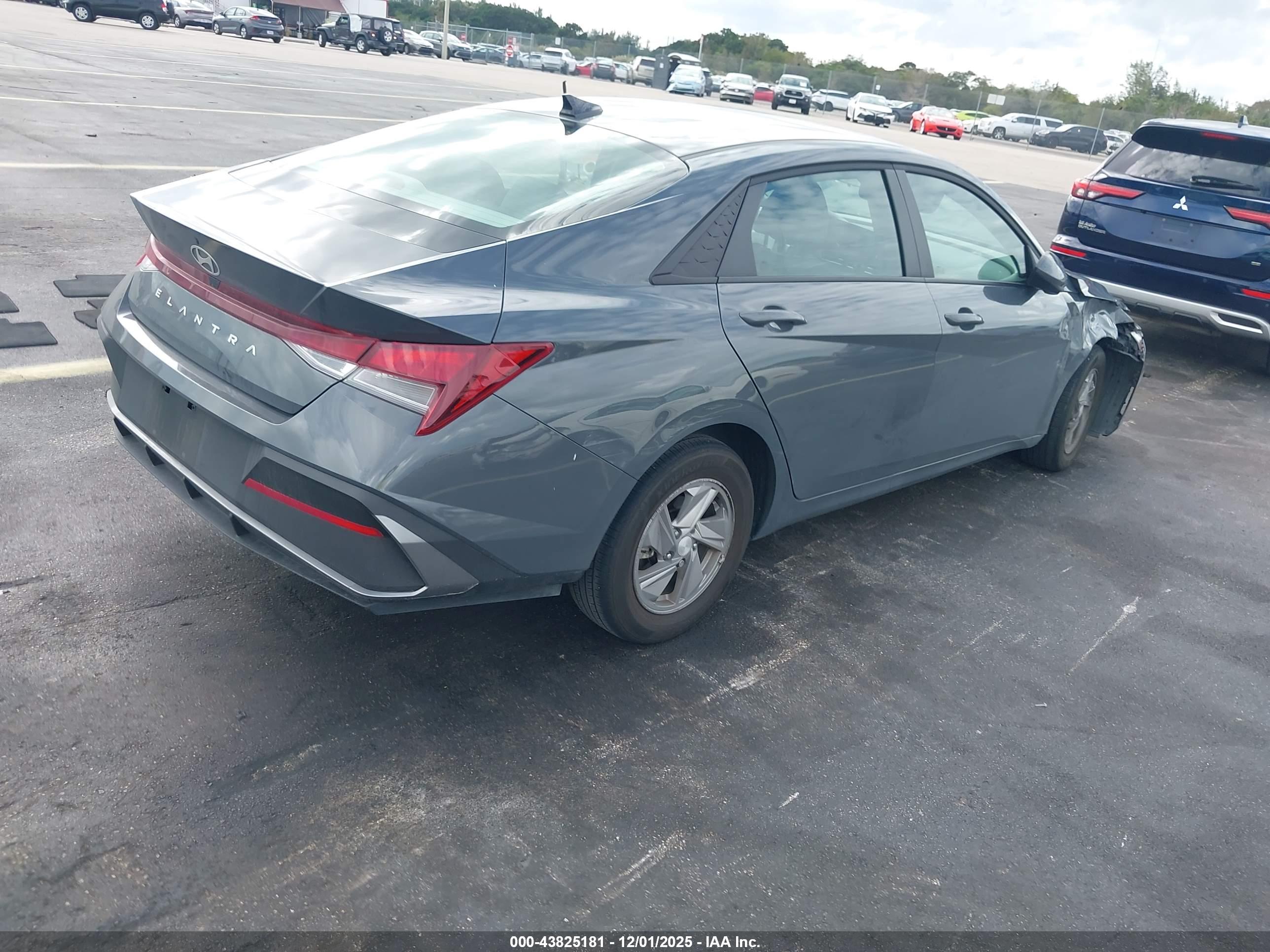 HYUNDAI ELANTRA image 4