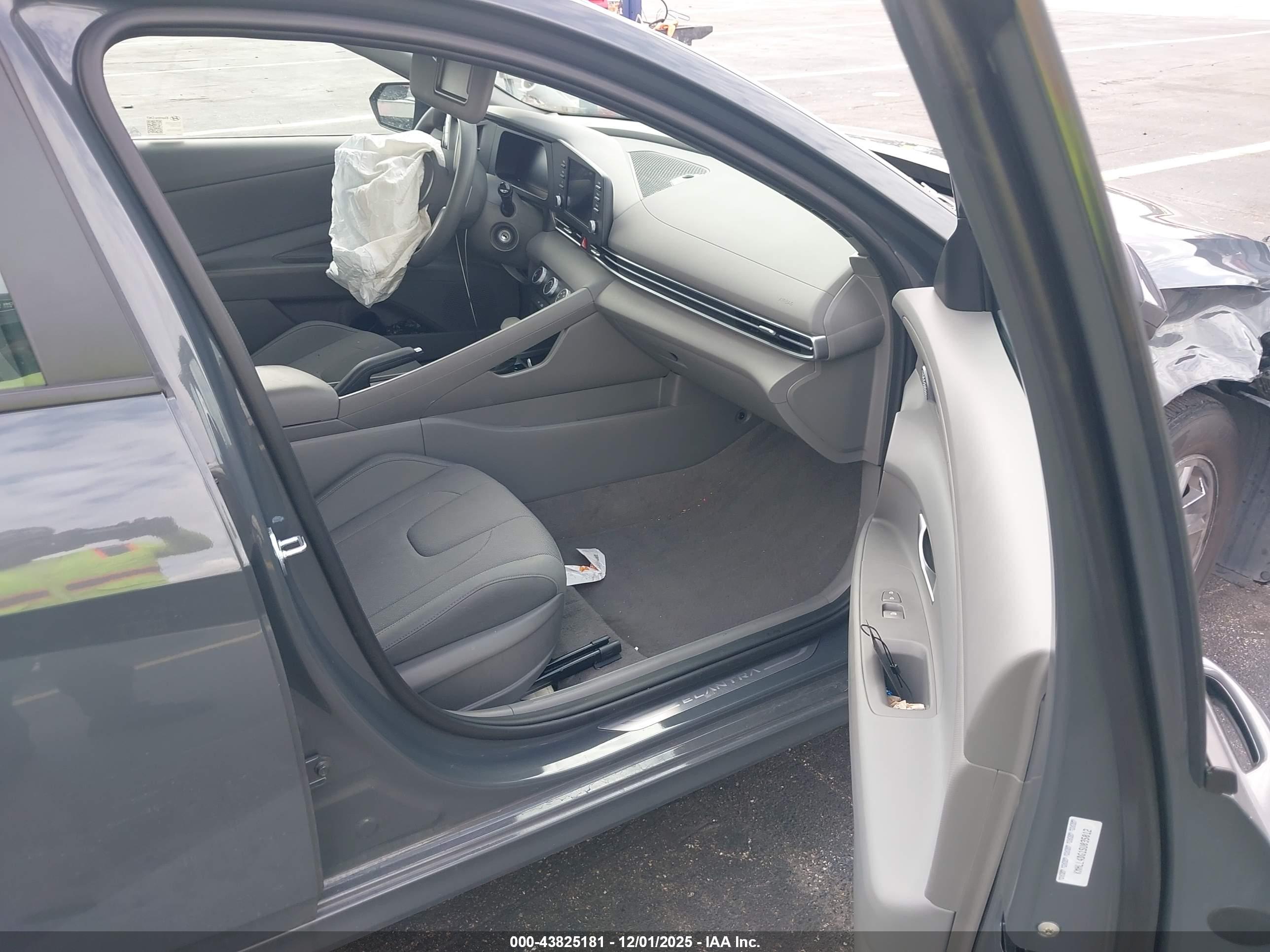 HYUNDAI ELANTRA image 5