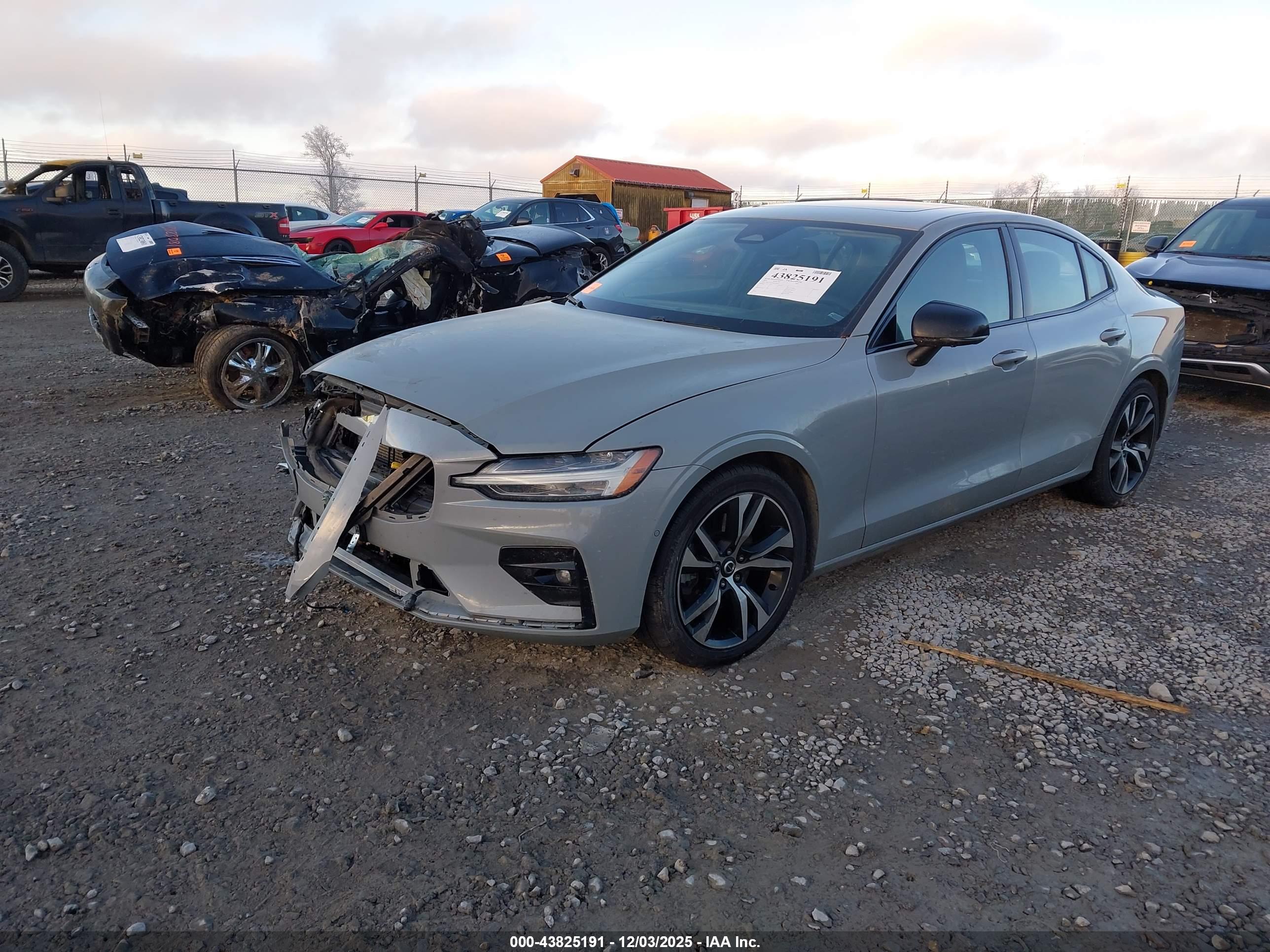 VOLVO S60 image 2