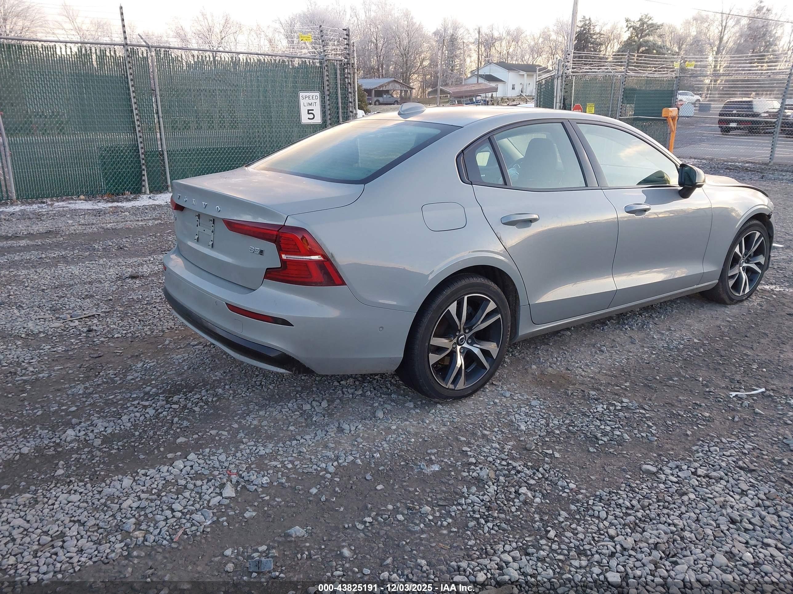 VOLVO S60 image 4