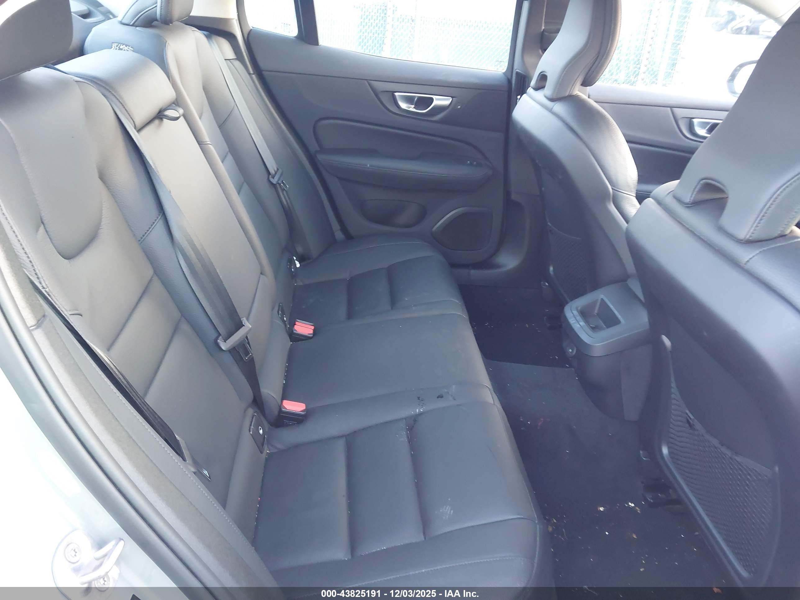 VOLVO S60 image 8