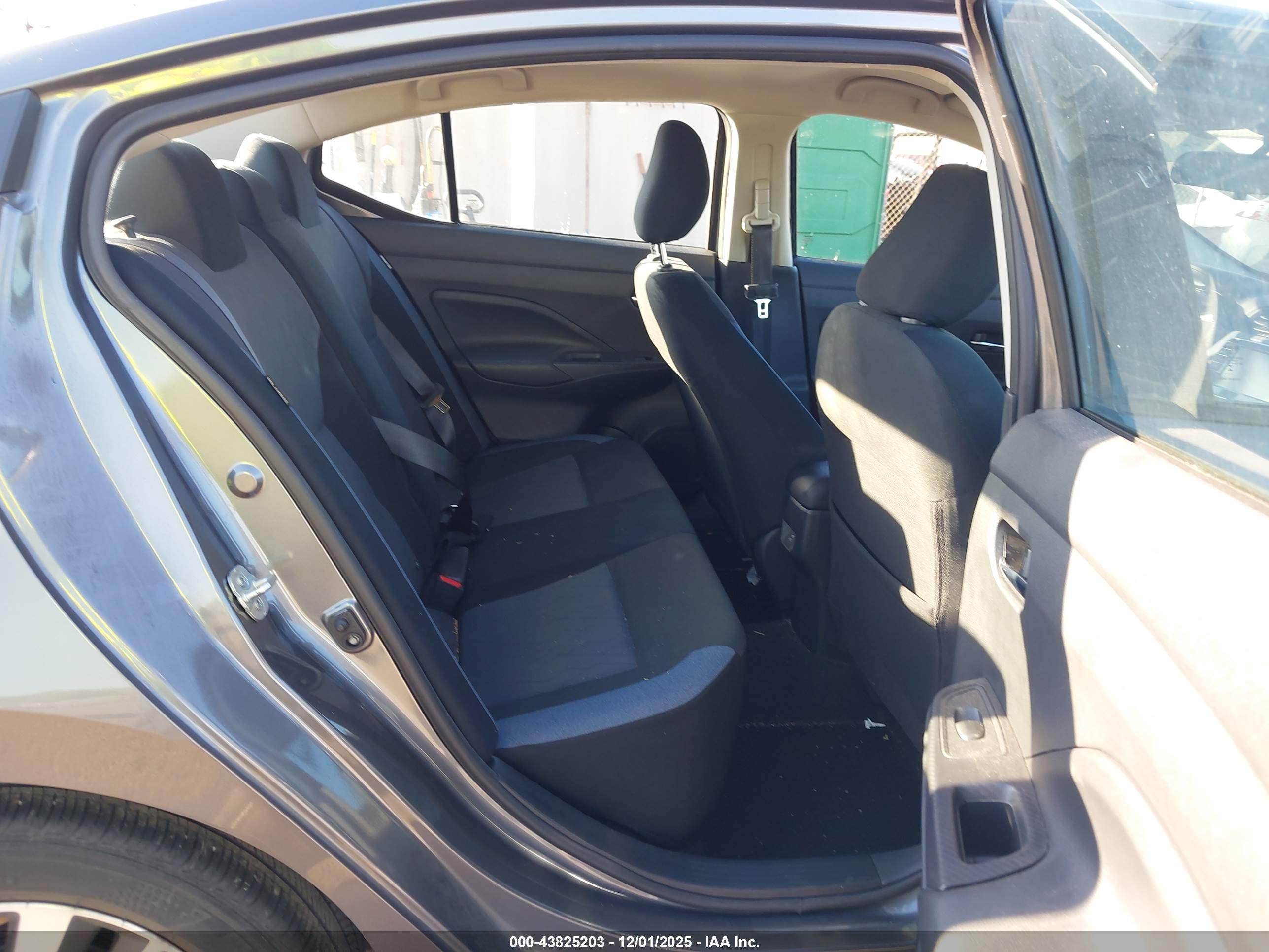 NISSAN VERSA image 8