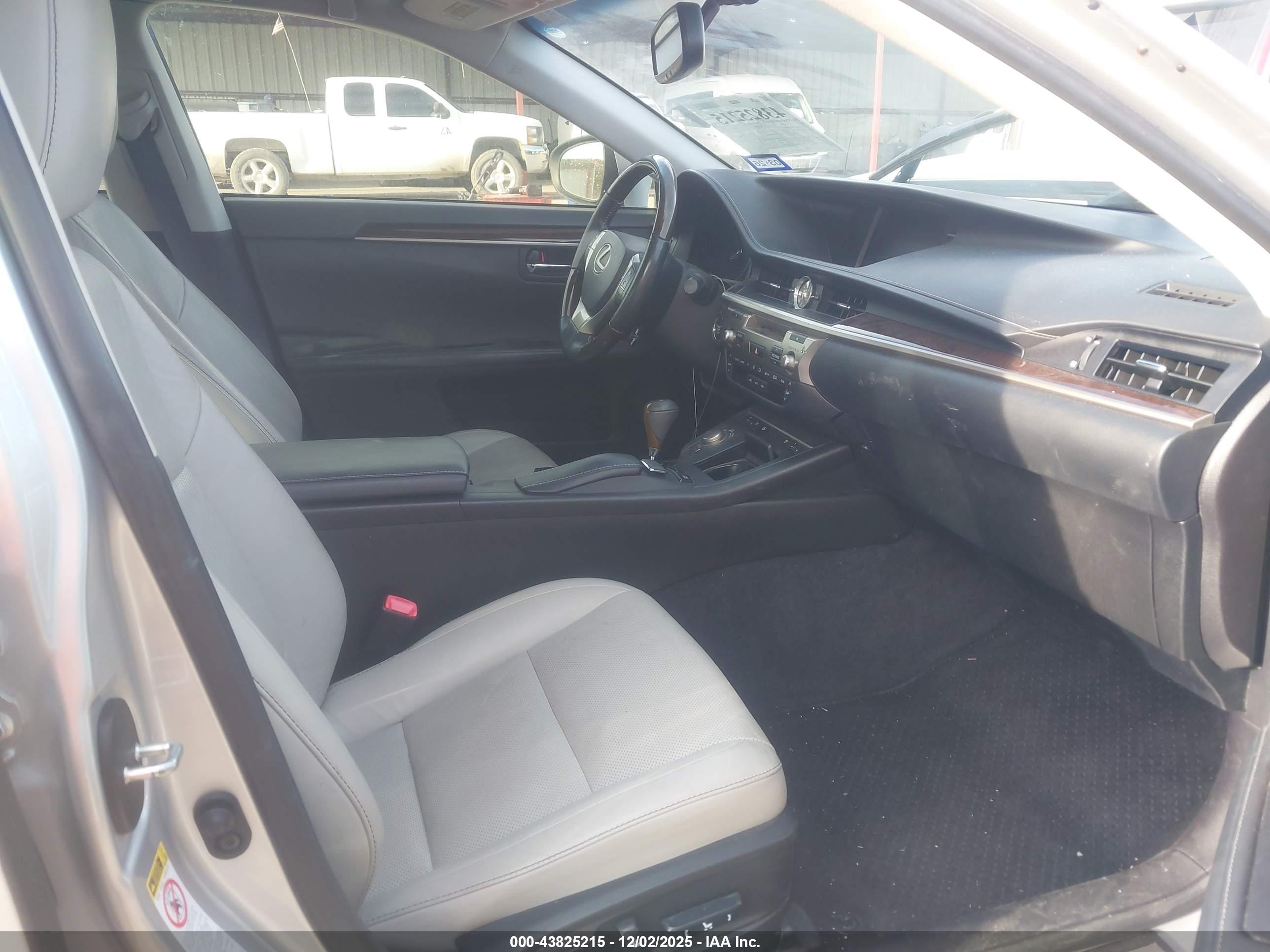 LEXUS ES image 5