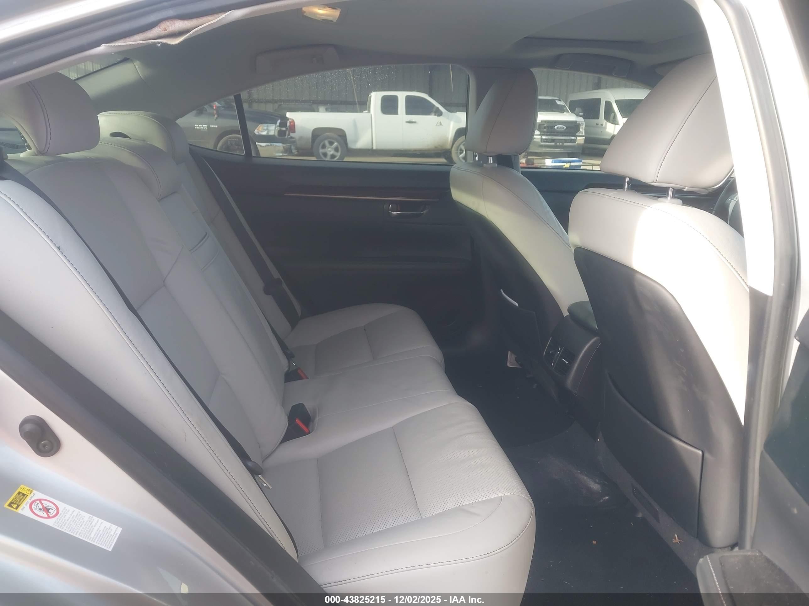 LEXUS ES image 8