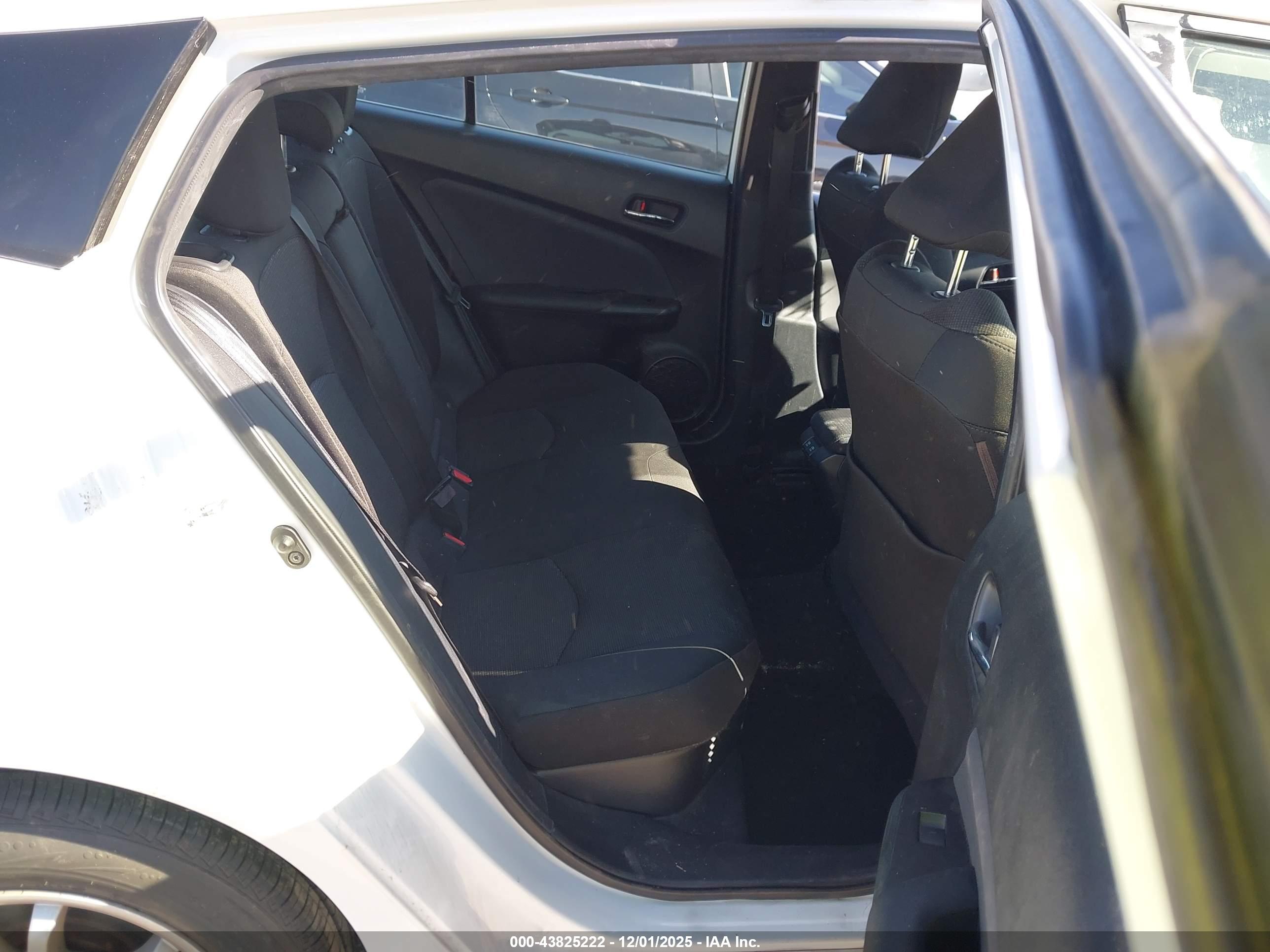 TOYOTA PRIUS image 8