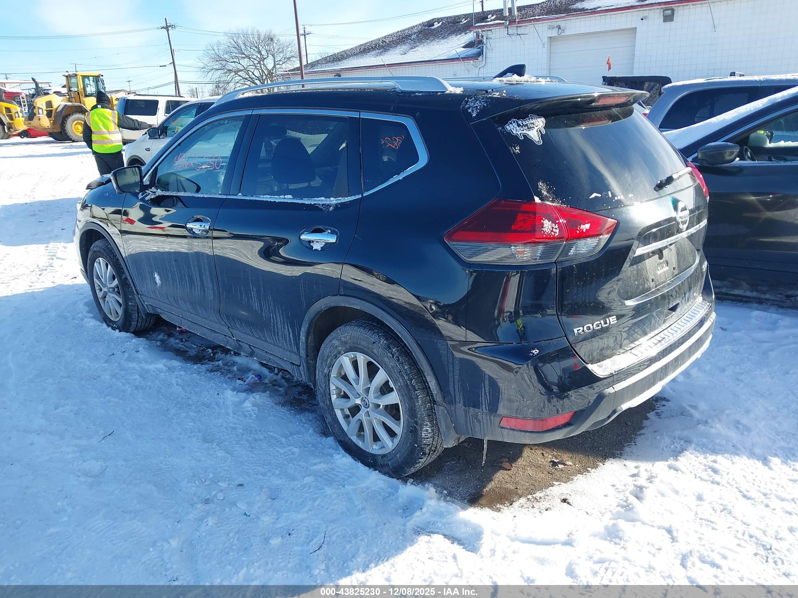 NISSAN ROGUE image 3