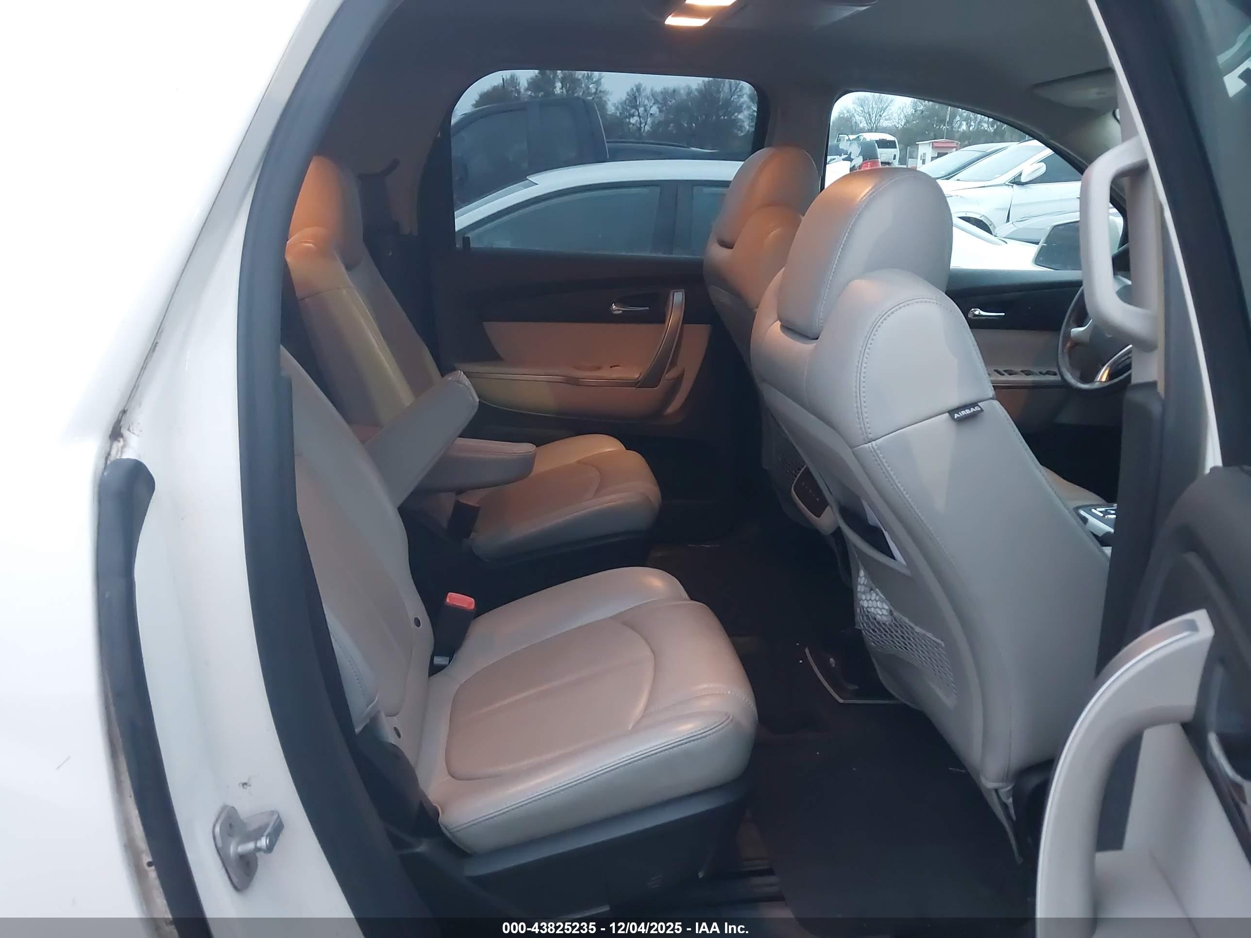 GMC ACADIA image 8