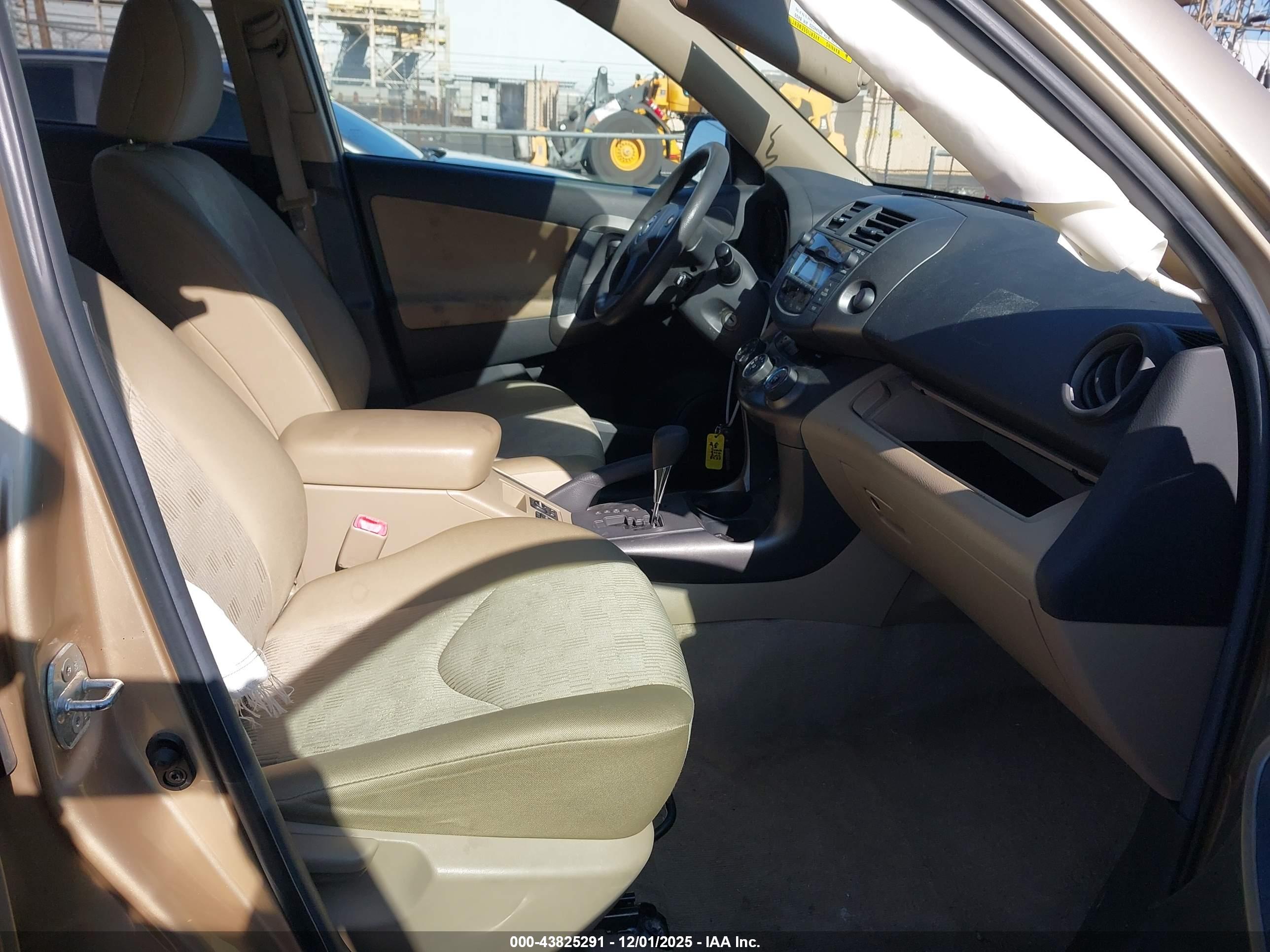 TOYOTA RAV4 image 5