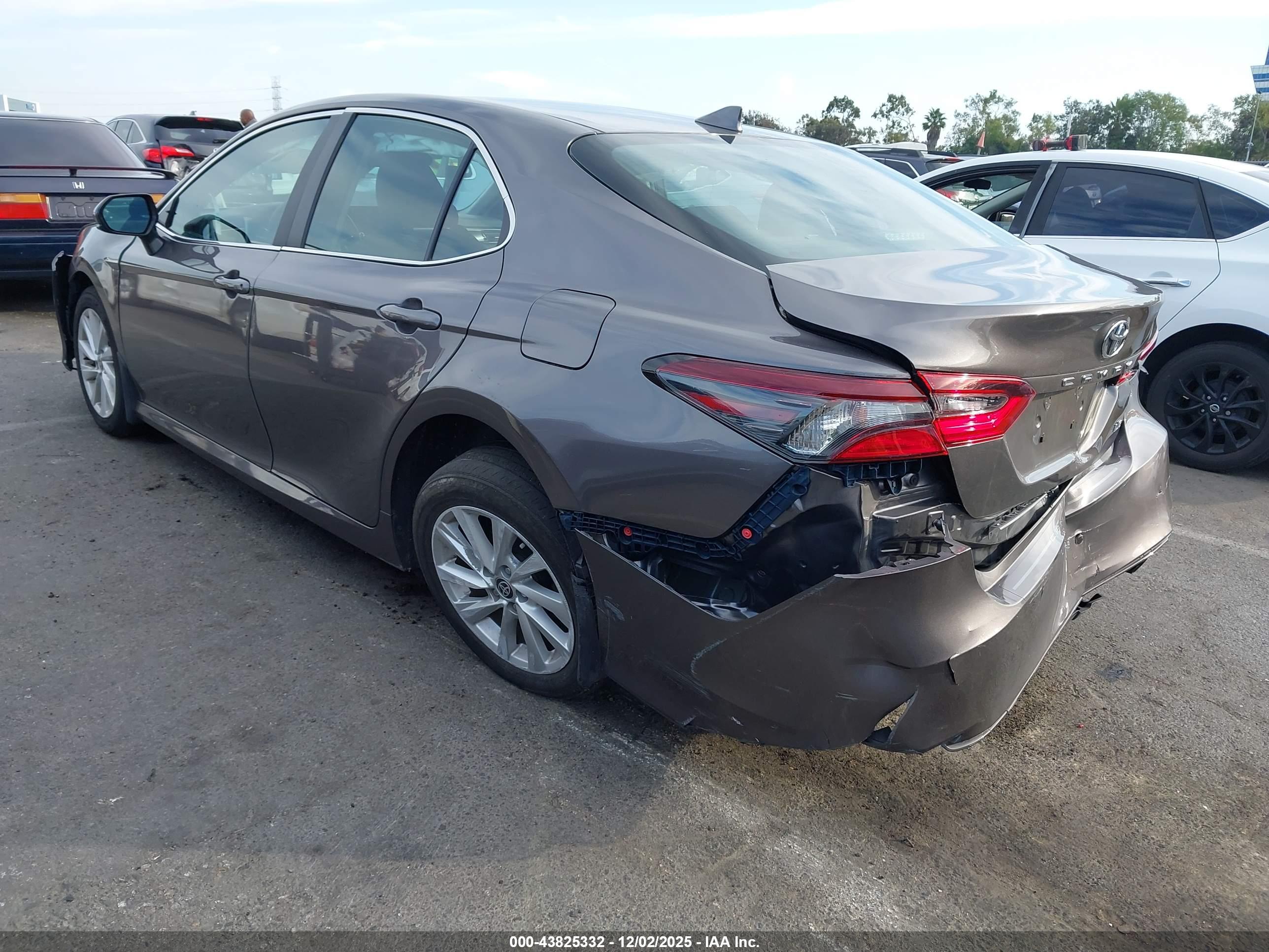 TOYOTA CAMRY image 3