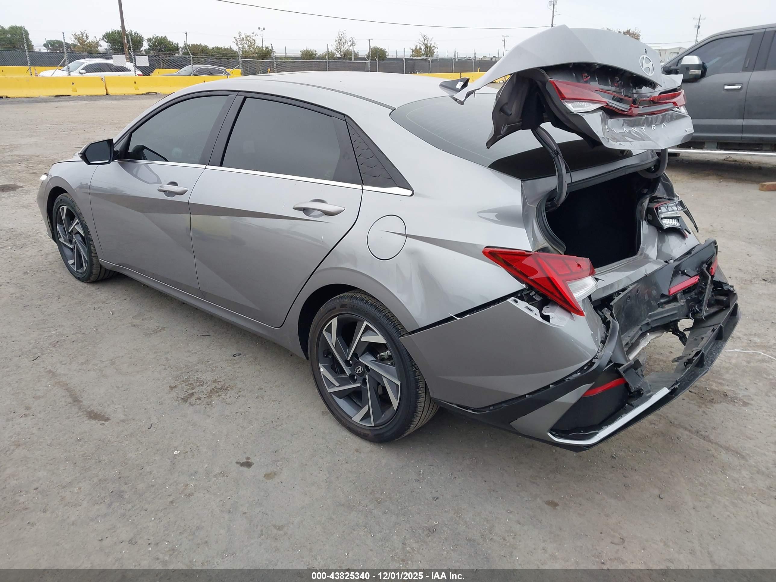 HYUNDAI ELANTRA image 3