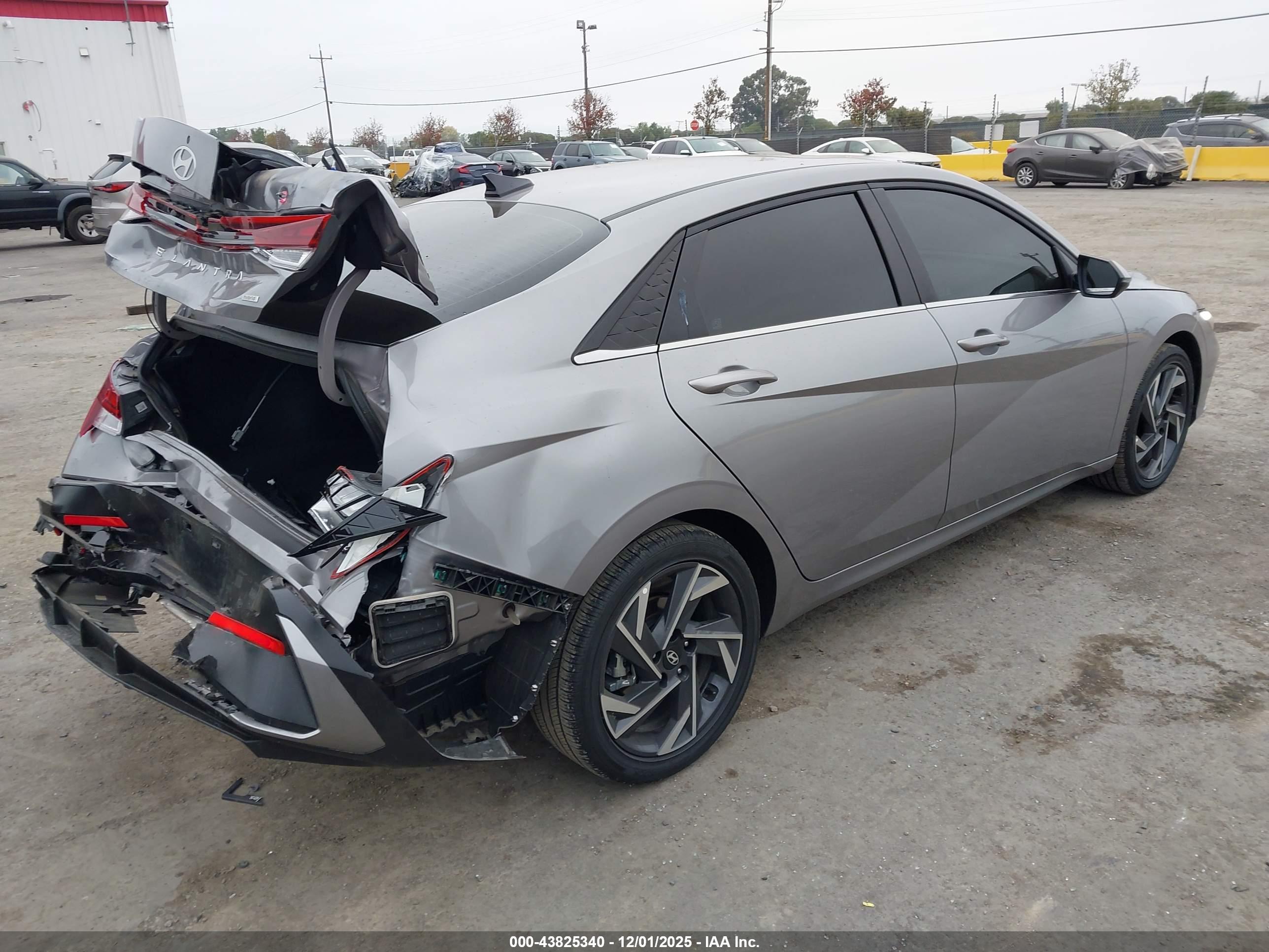 HYUNDAI ELANTRA image 4