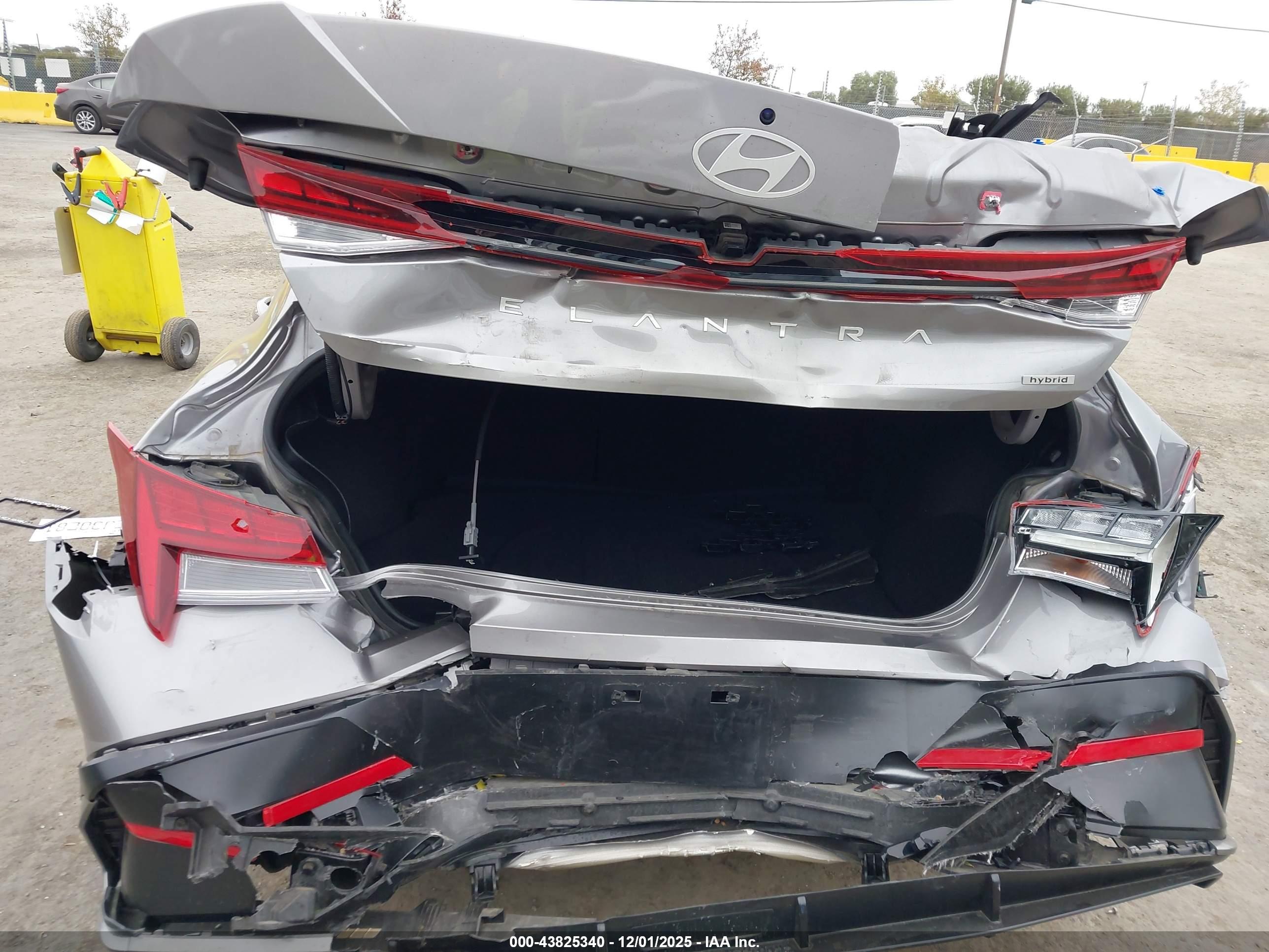 HYUNDAI ELANTRA image 6