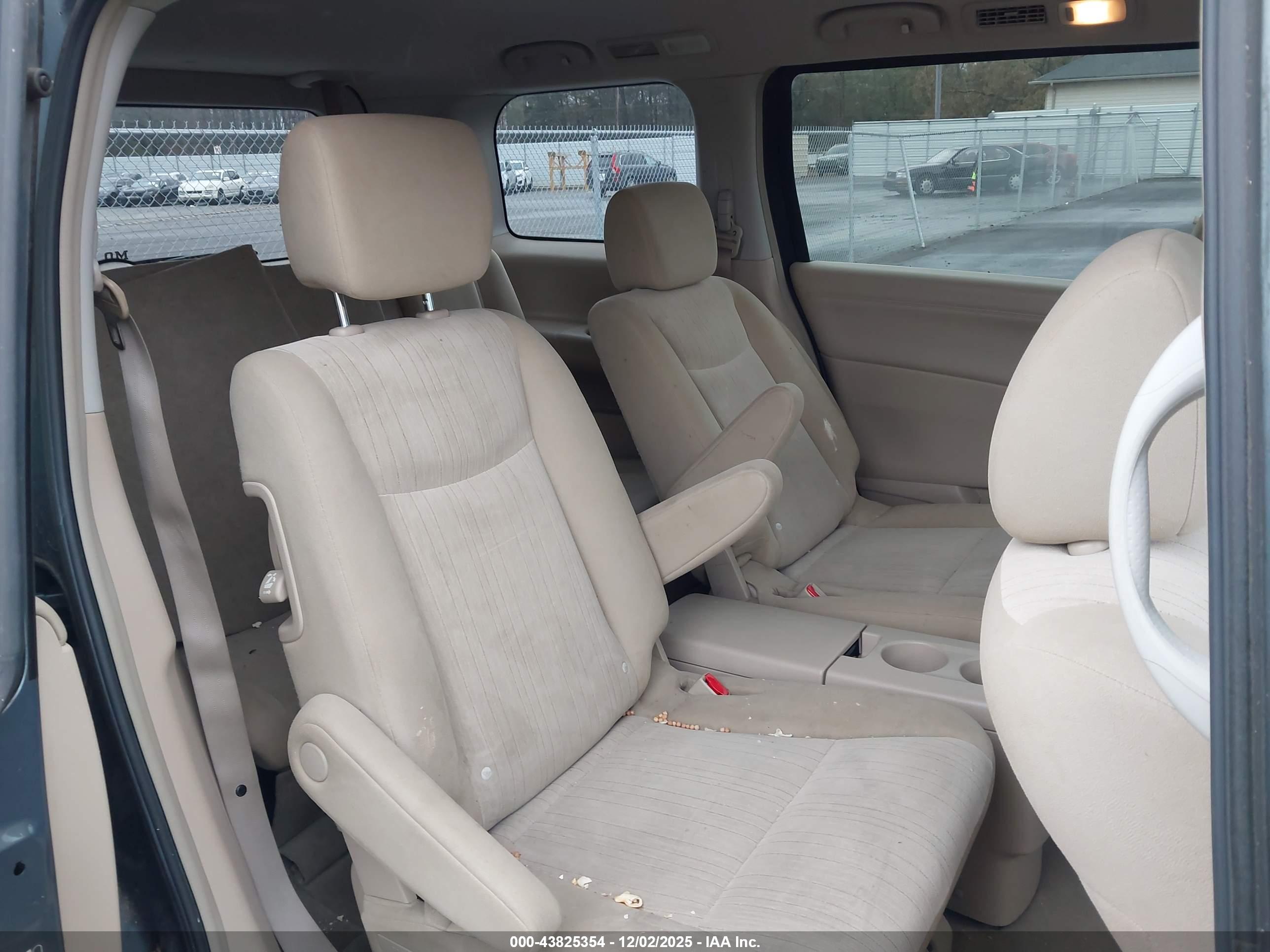 NISSAN QUEST image 8