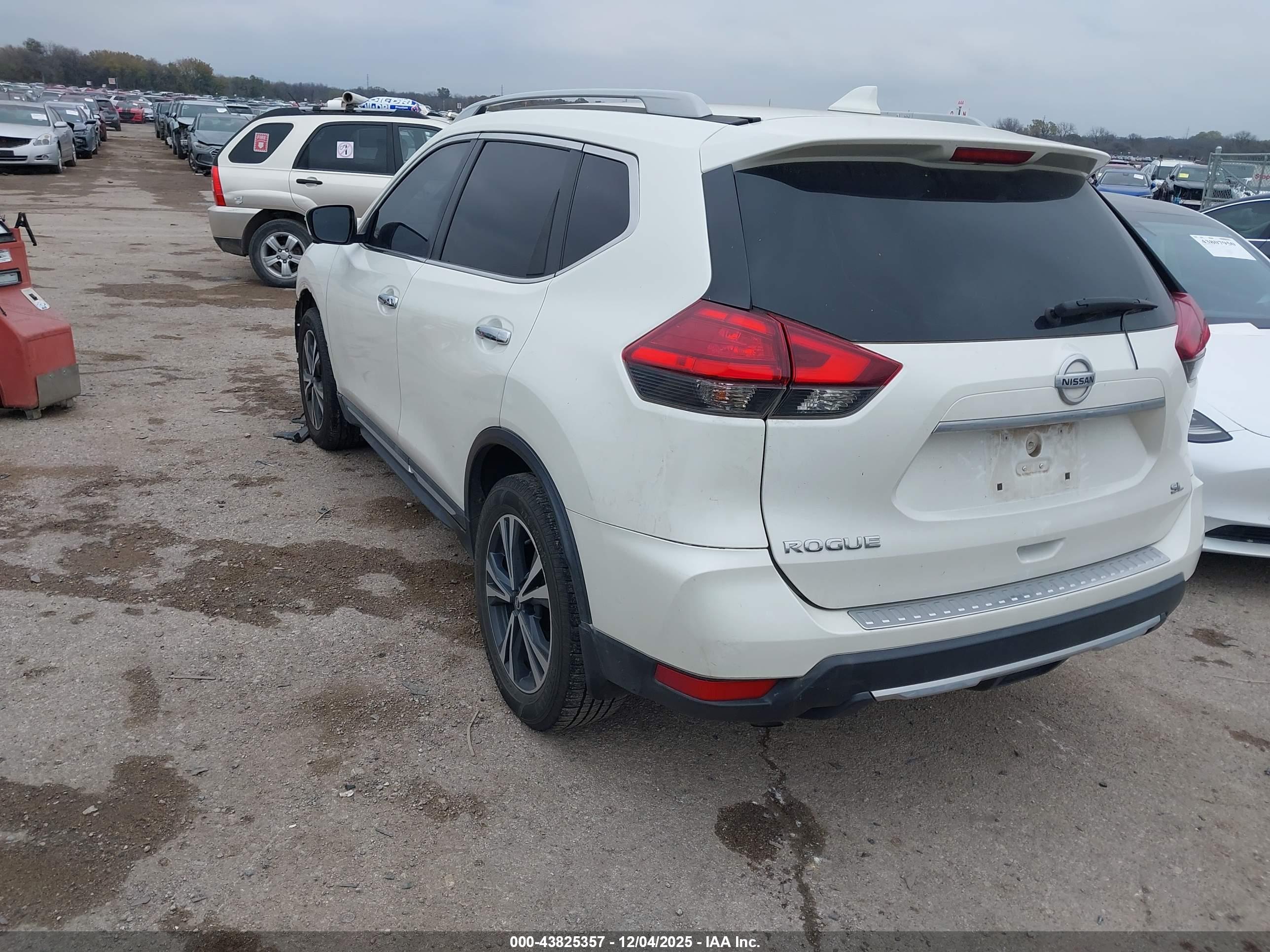 NISSAN ROGUE image 3