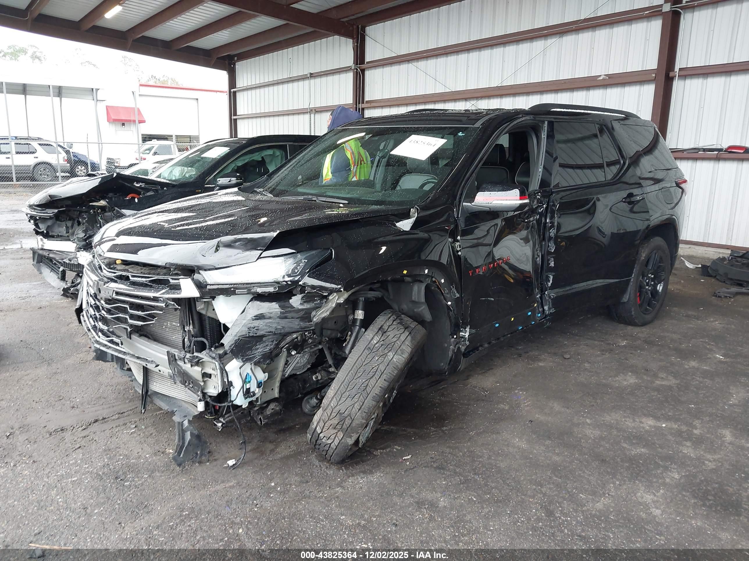 CHEVROLET TRAVERSE image 2