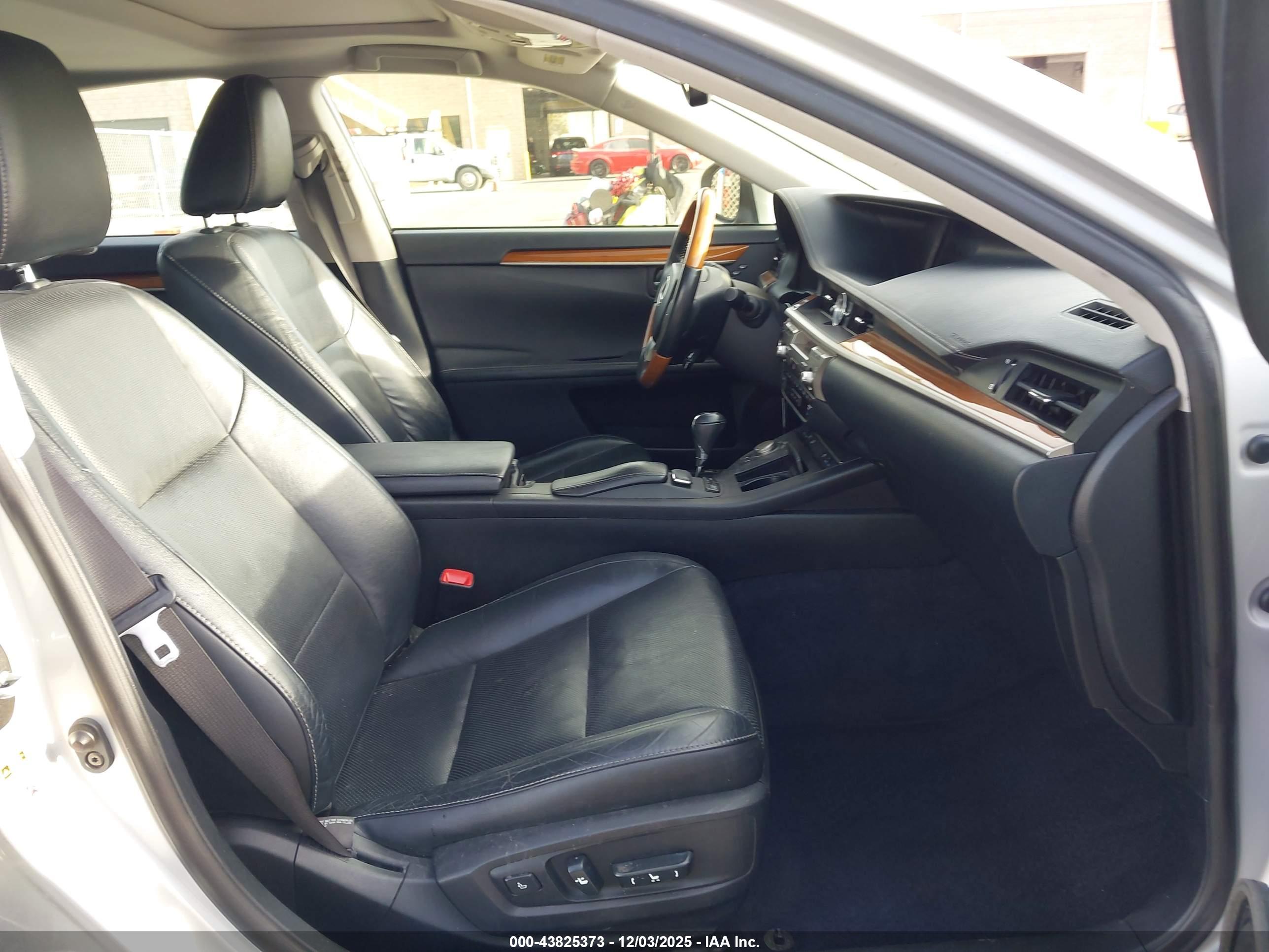 LEXUS ES image 5