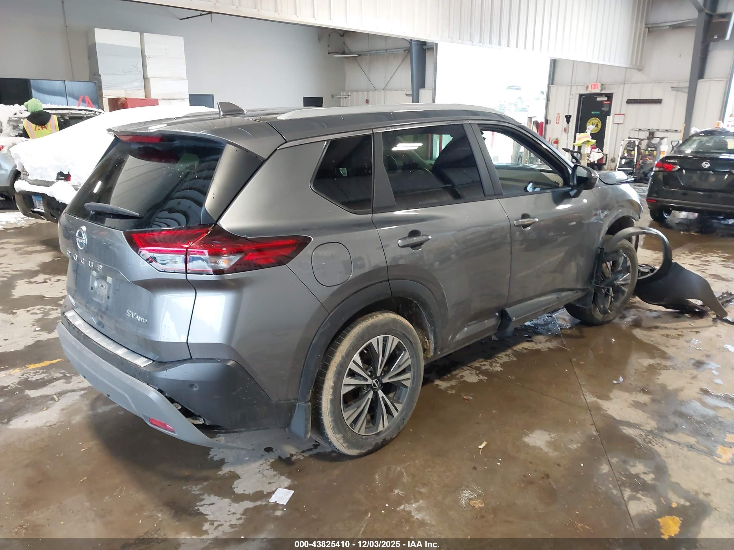 NISSAN ROGUE image 4