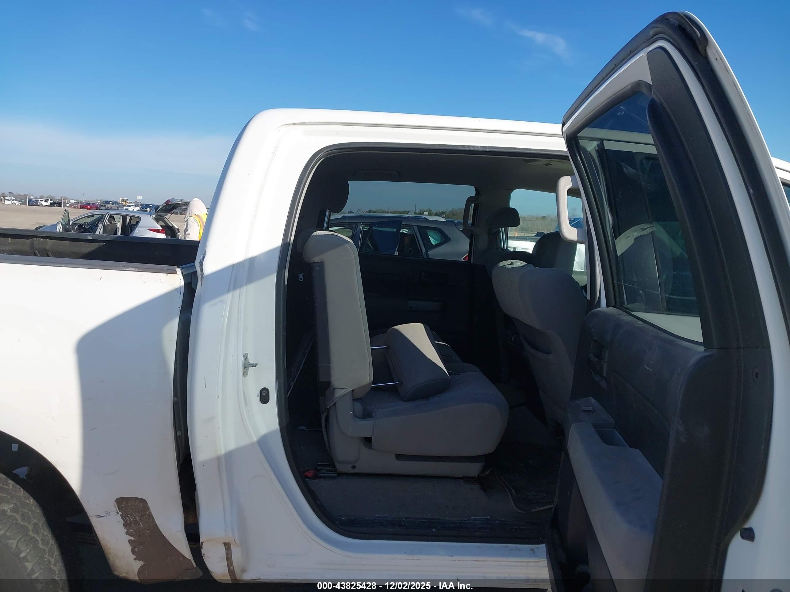 TOYOTA TUNDRA image 8