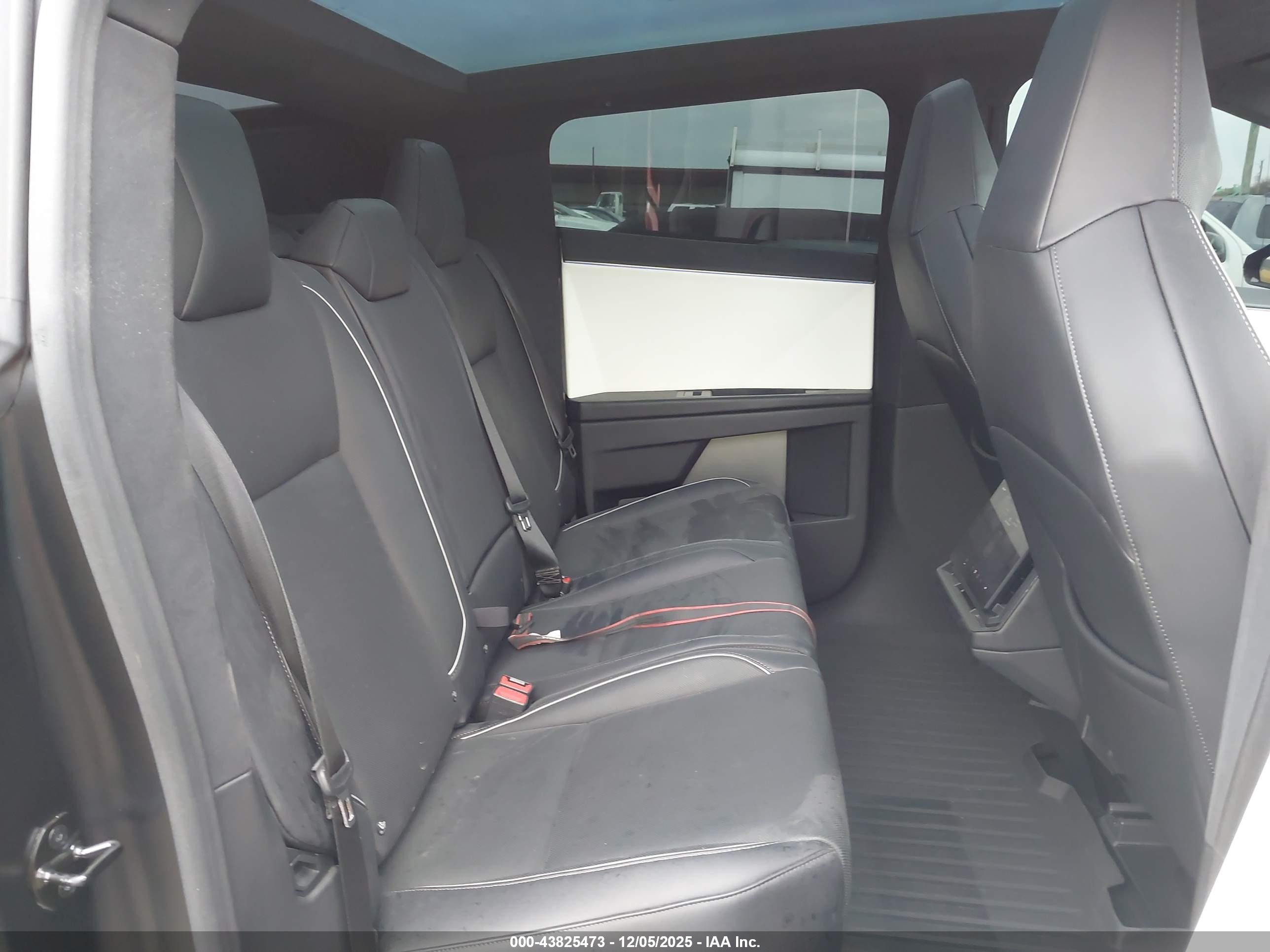 TESLA CYBERTRUCK image 8