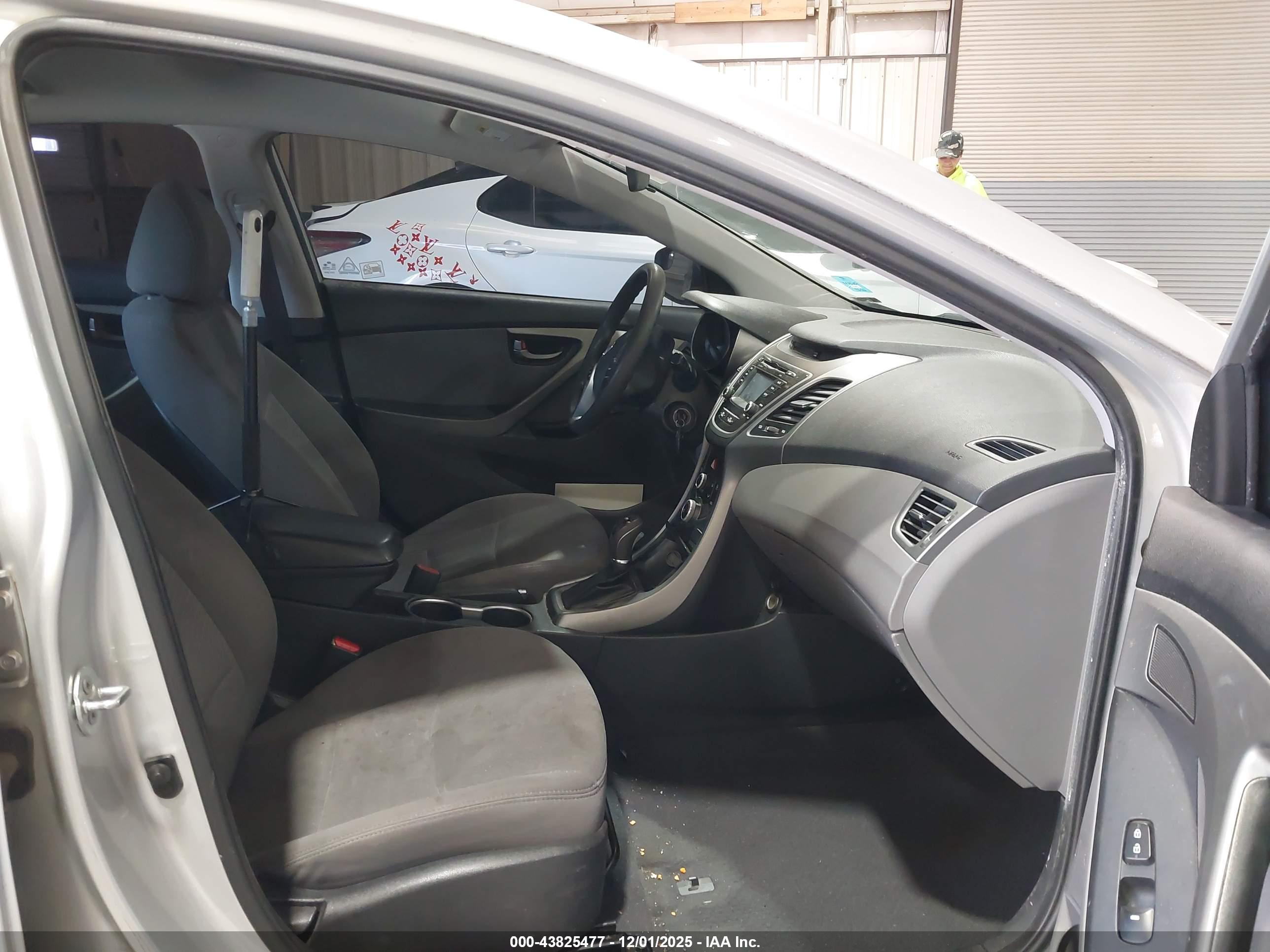 HYUNDAI ELANTRA image 5