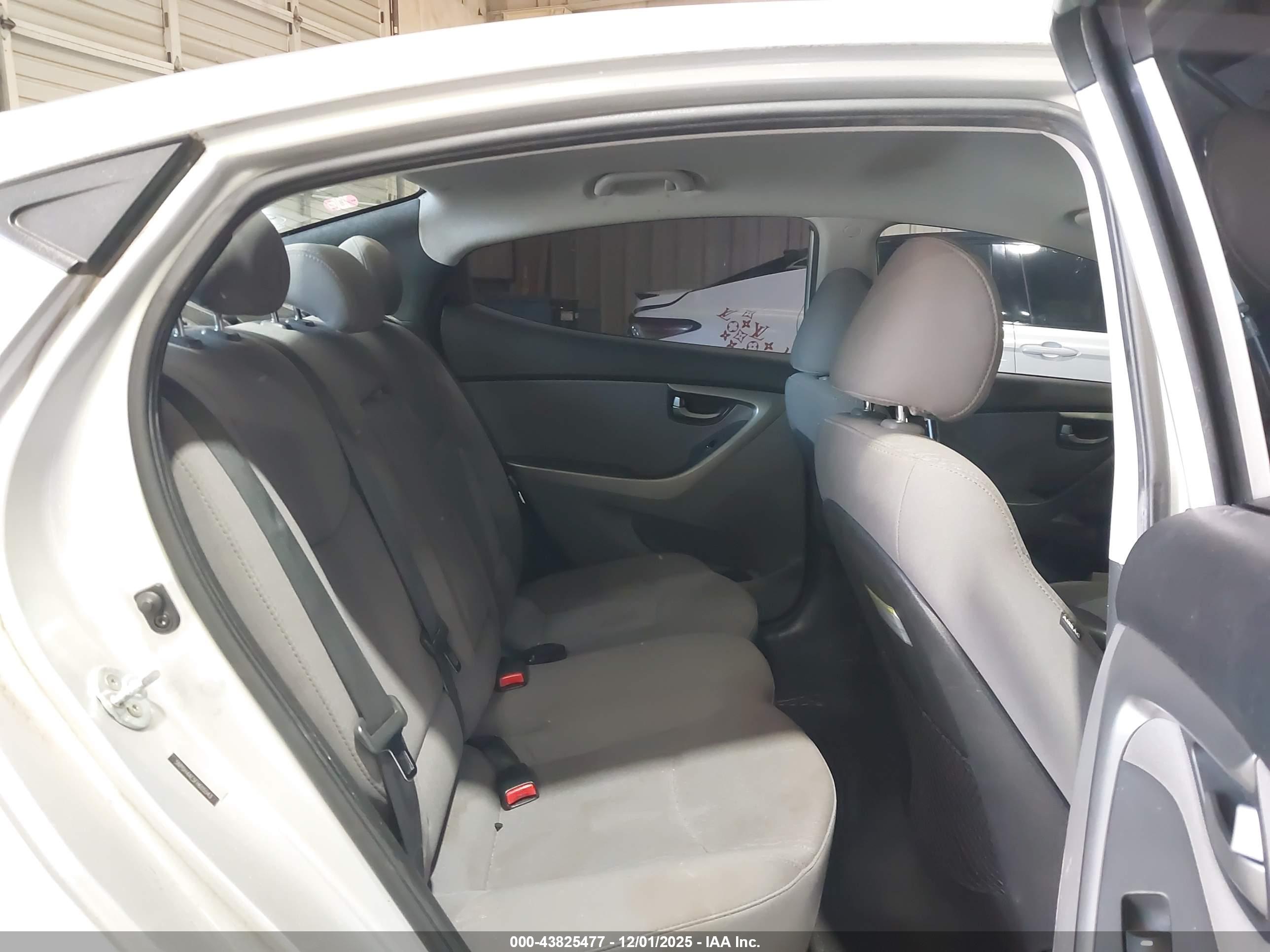 HYUNDAI ELANTRA image 8