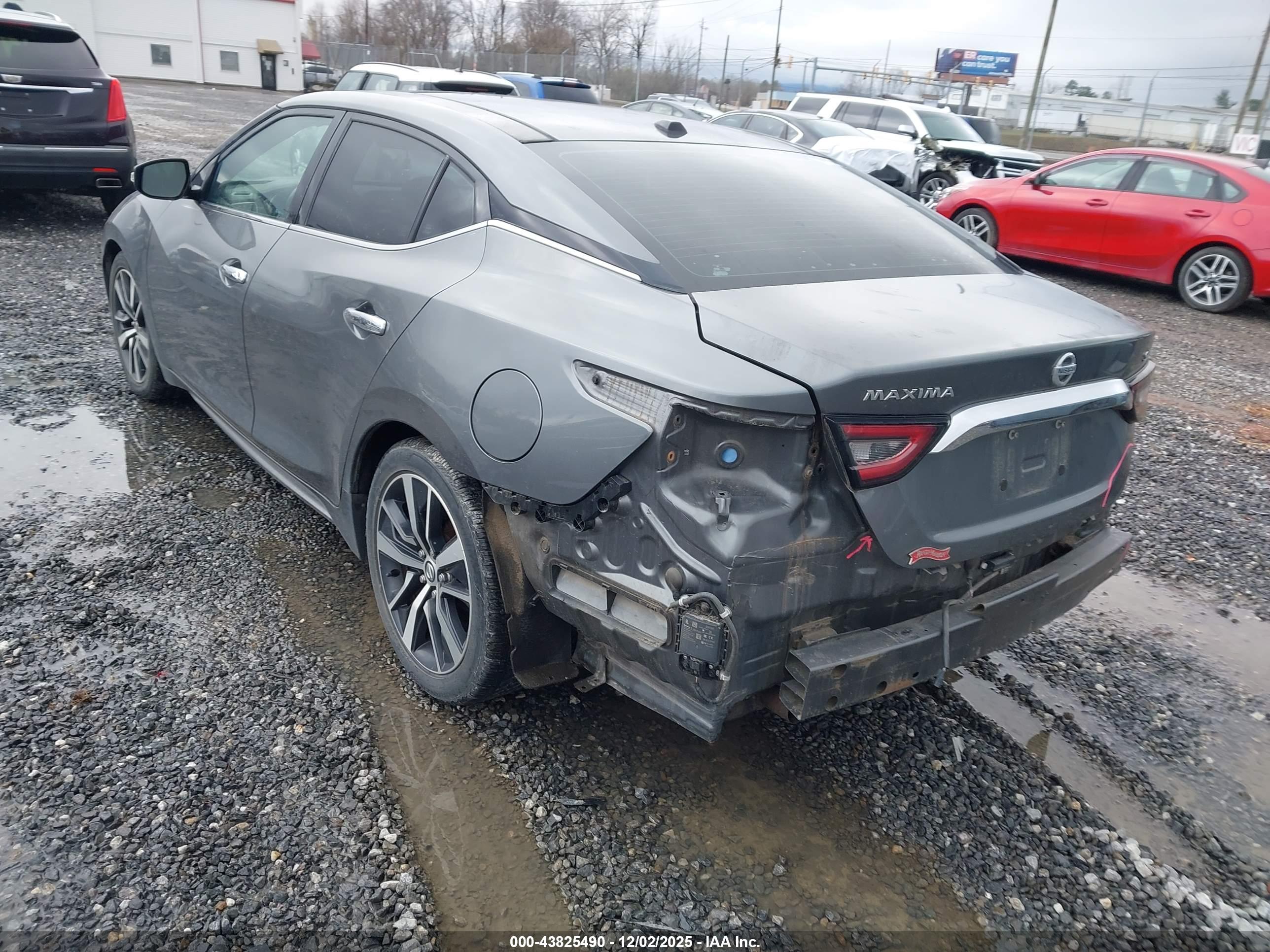 NISSAN MAXIMA image 3