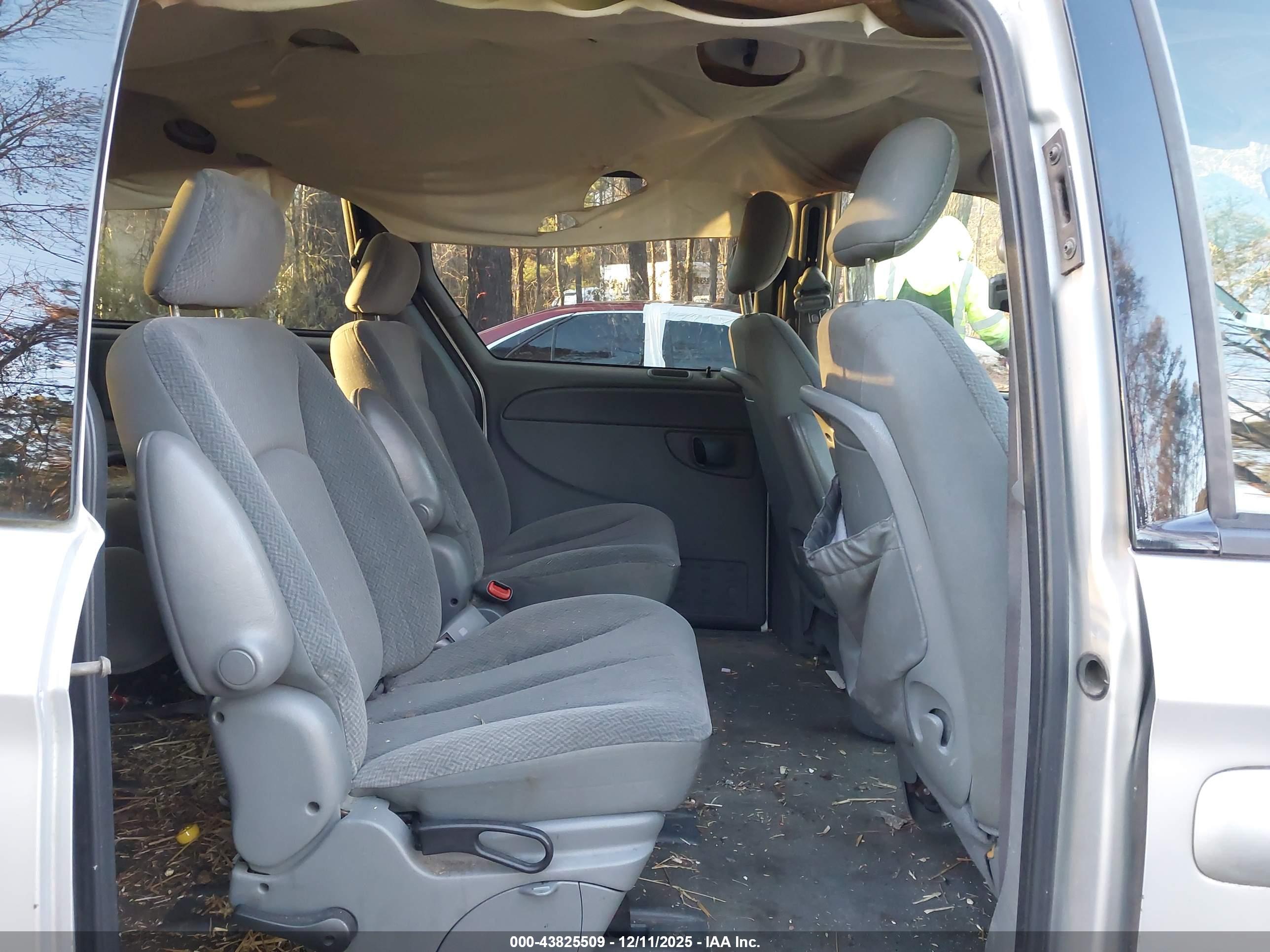 CHRYSLER TOWN image 8