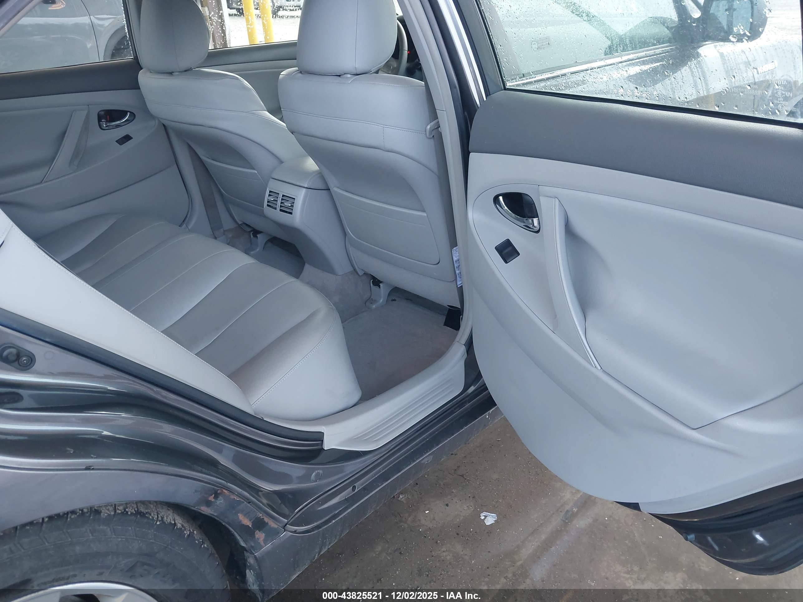 TOYOTA CAMRY image 8