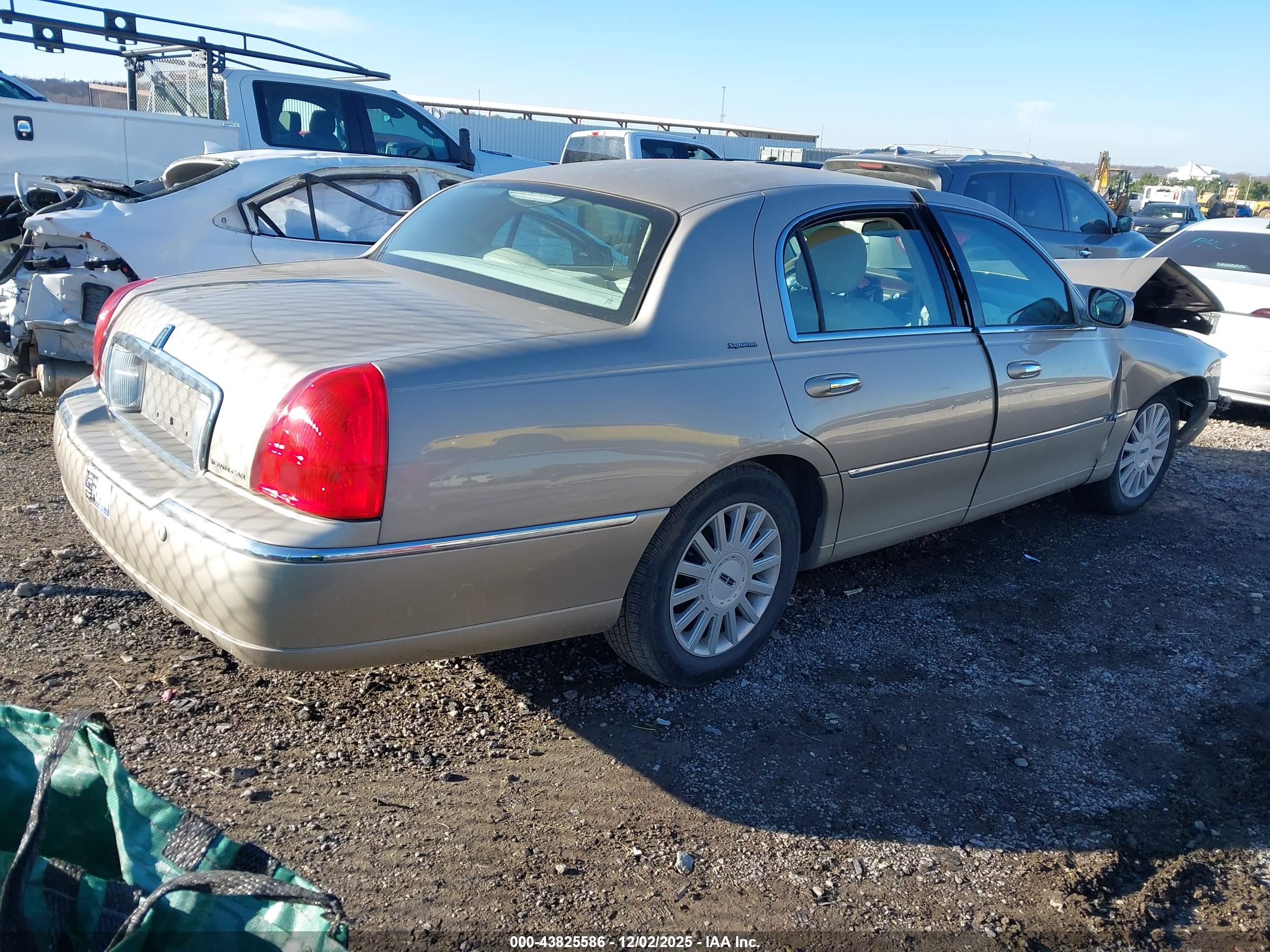 LINCOLN TOWN image 4