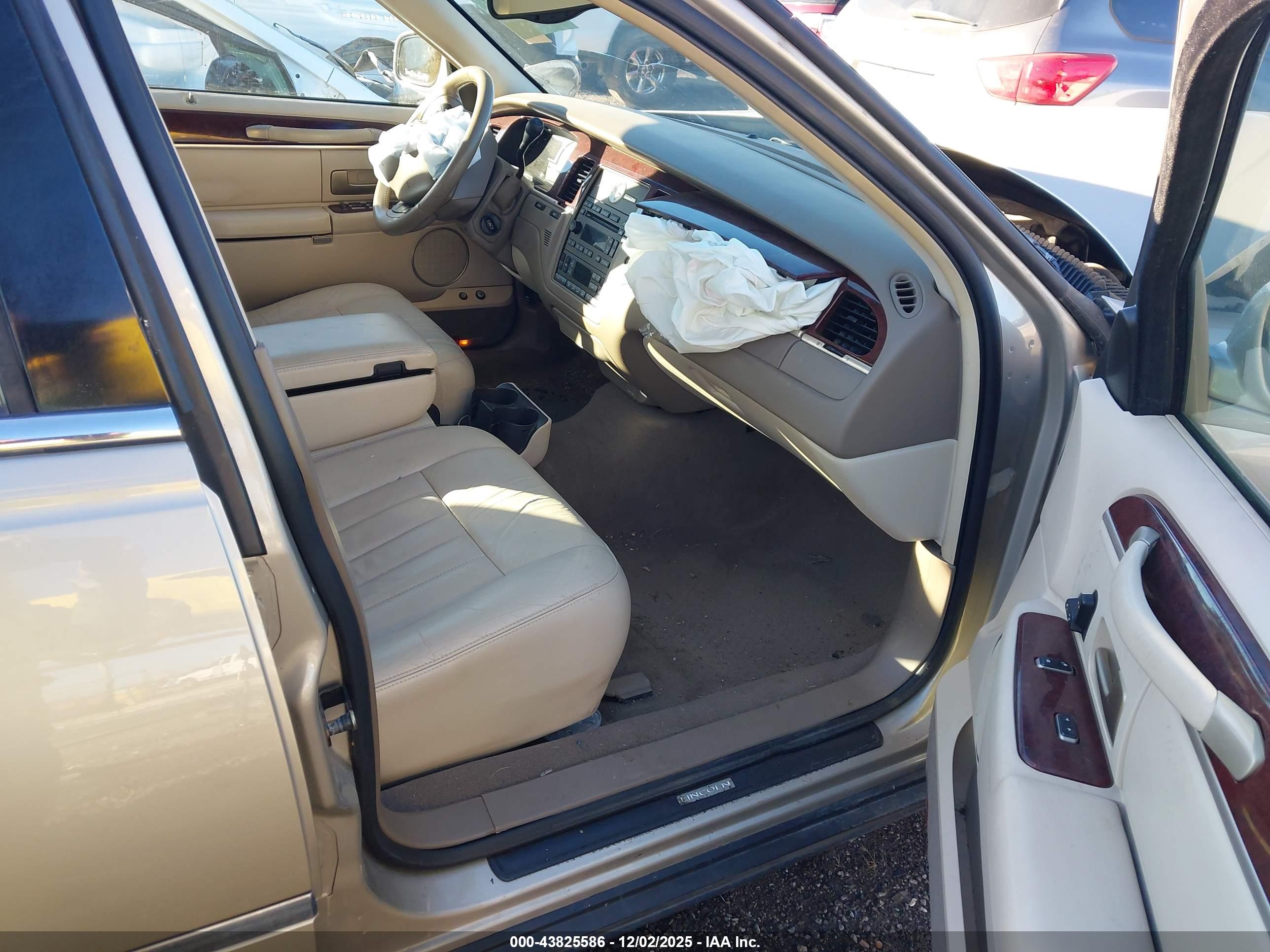 LINCOLN TOWN image 5