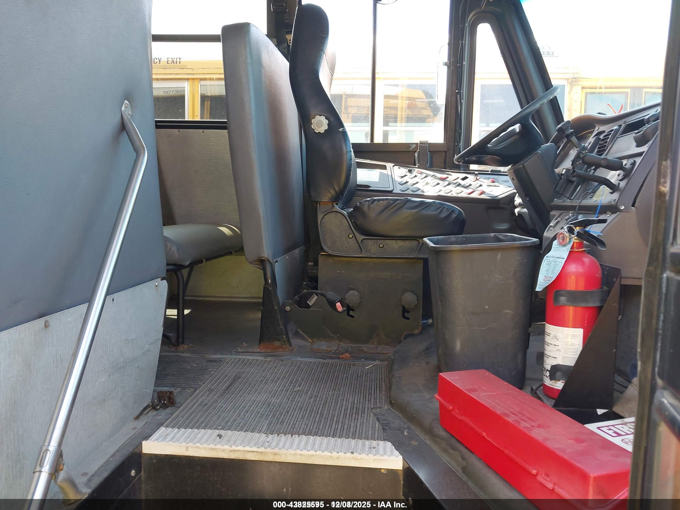 FREIGHTLINER CHASSIS image 5